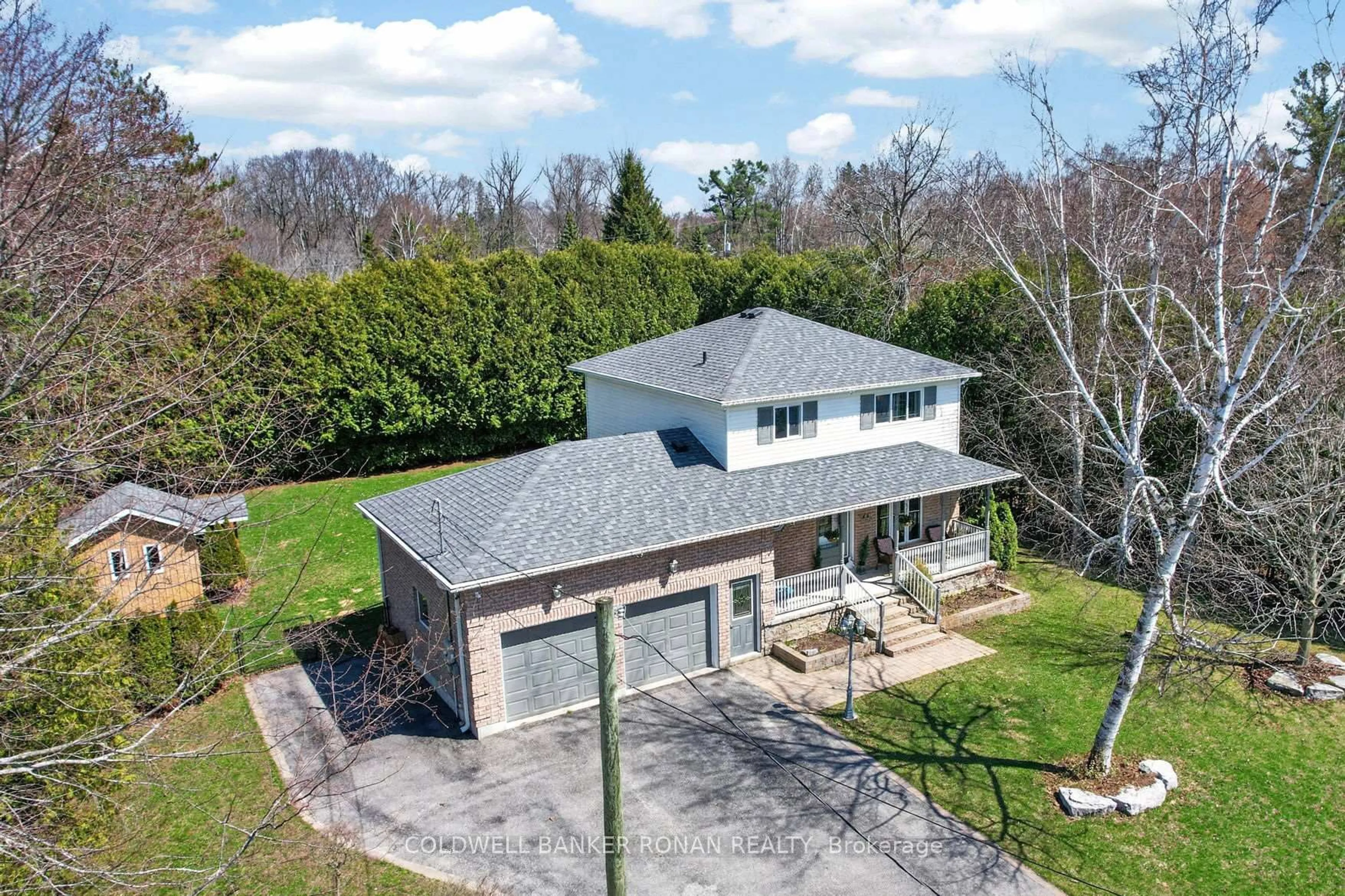 A pic from outside/outdoor area/front of a property/back of a property/a pic from drone, building for 31 Marie St, Georgina Ontario L0E 1L0