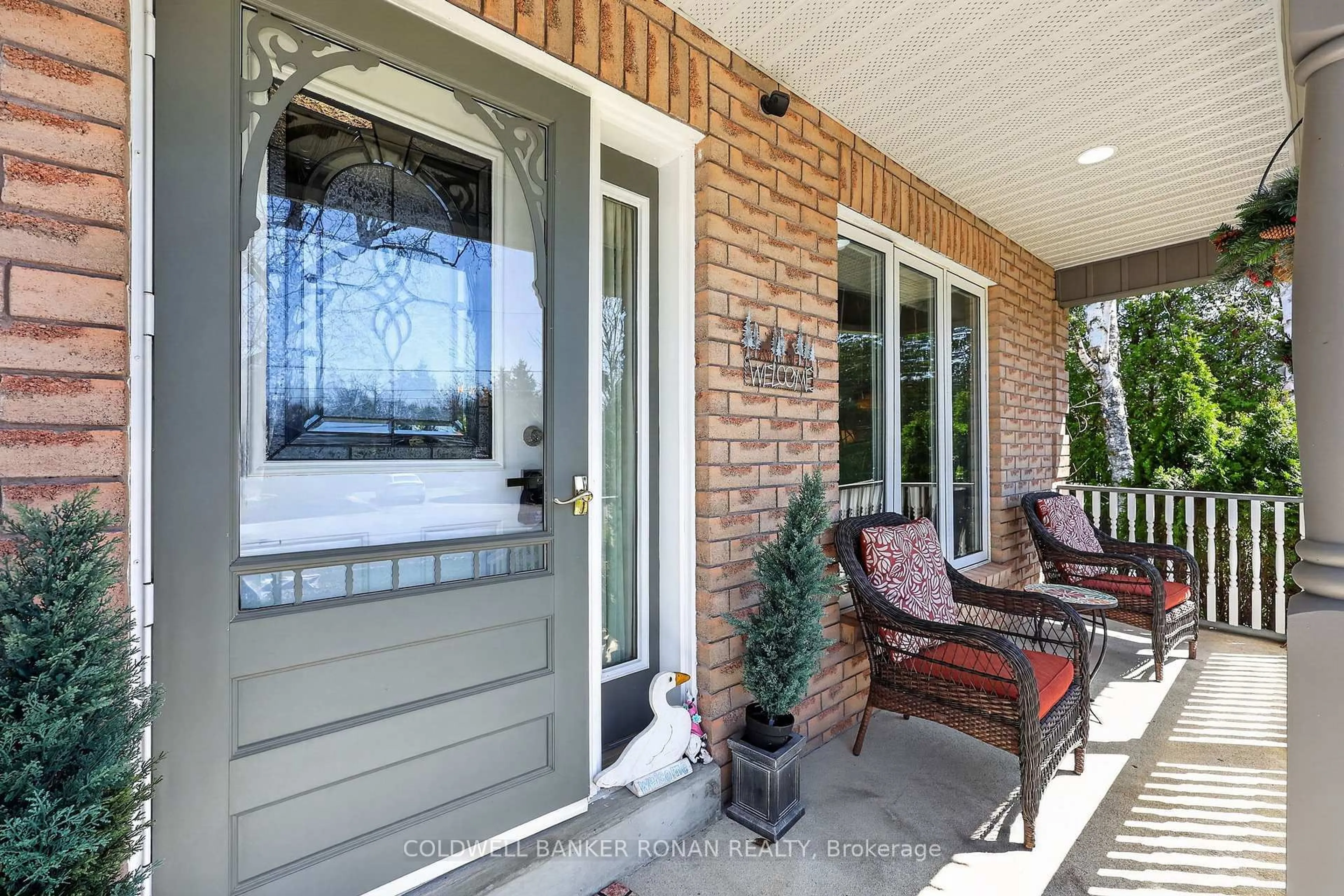 Indoor entryway for 31 Marie St, Georgina Ontario L0E 1L0