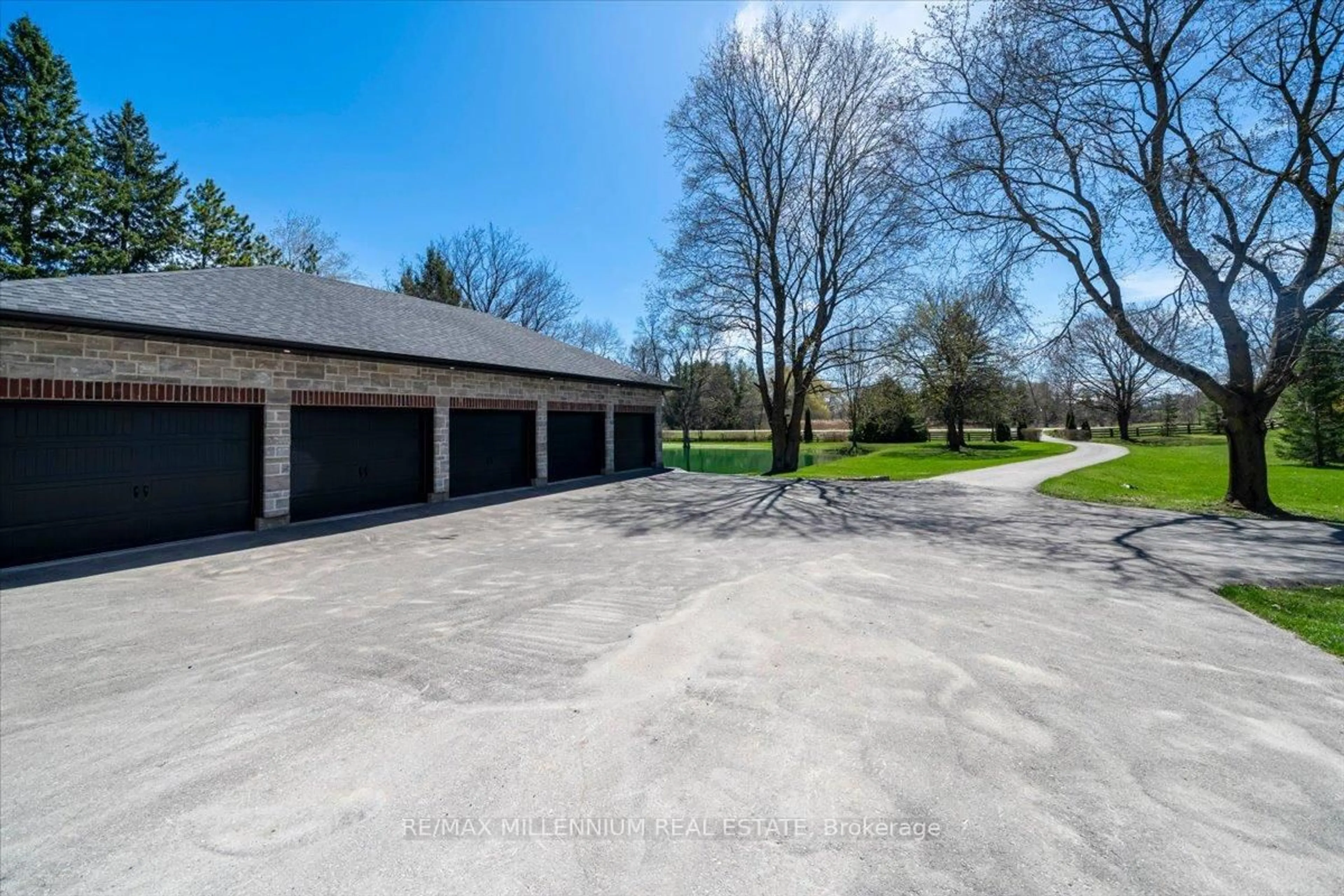 A pic from outside/outdoor area/front of a property/back of a property/a pic from drone, unknown for 5834 Second Line, New Tecumseth Ontario L0G 1T0