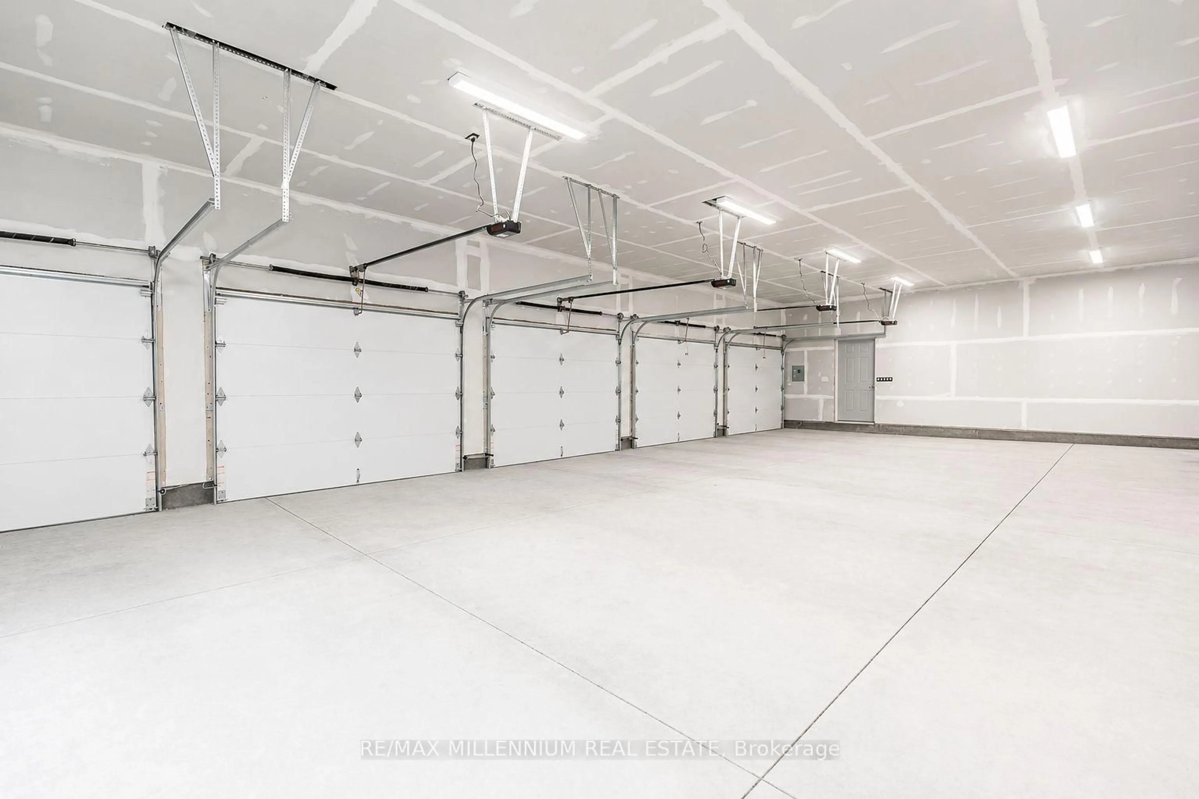 Indoor garage for 5834 Second Line, New Tecumseth Ontario L0G 1T0