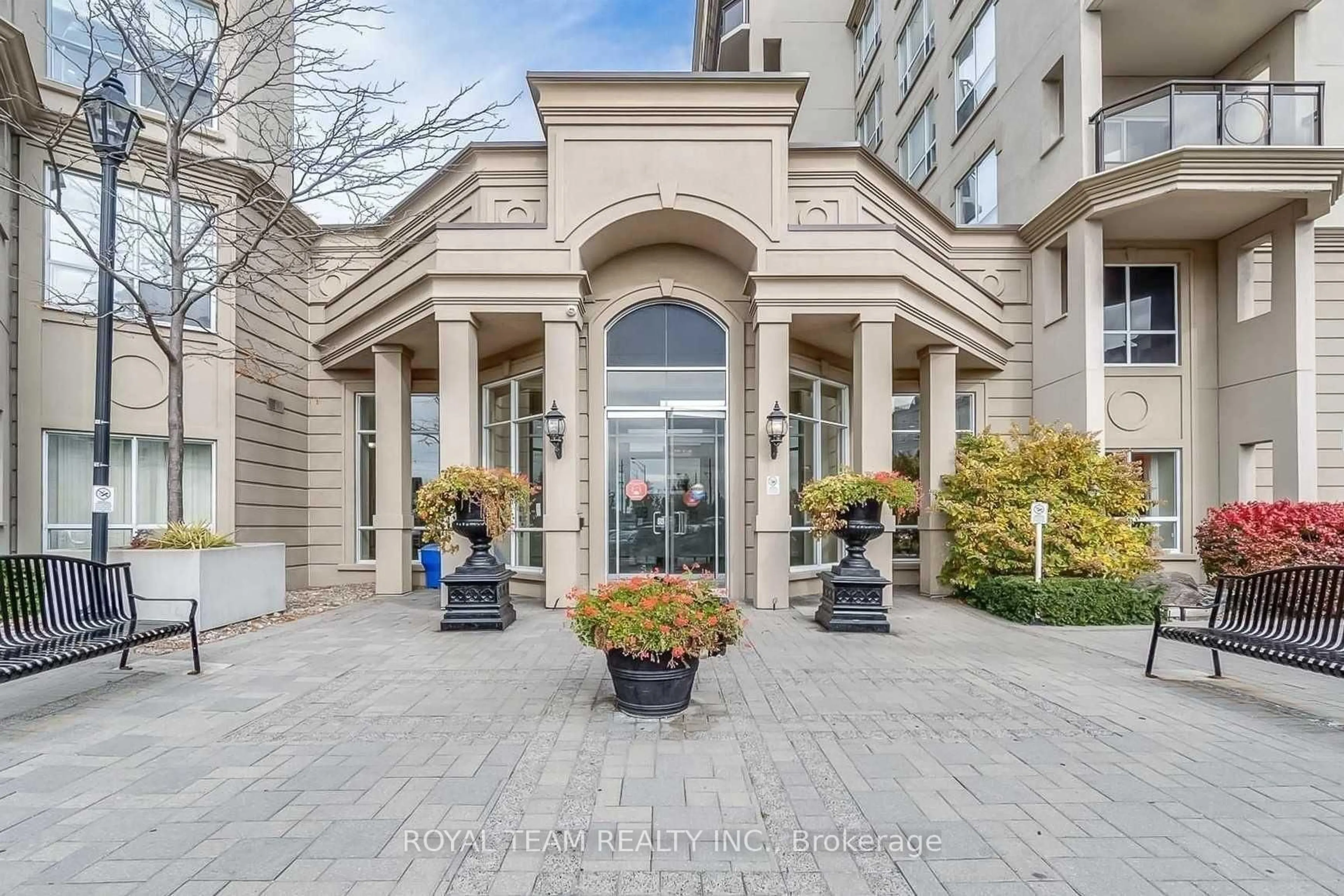 Indoor foyer for 2 Maison Parc Crt #808, Vaughan Ontario L4J 9K4