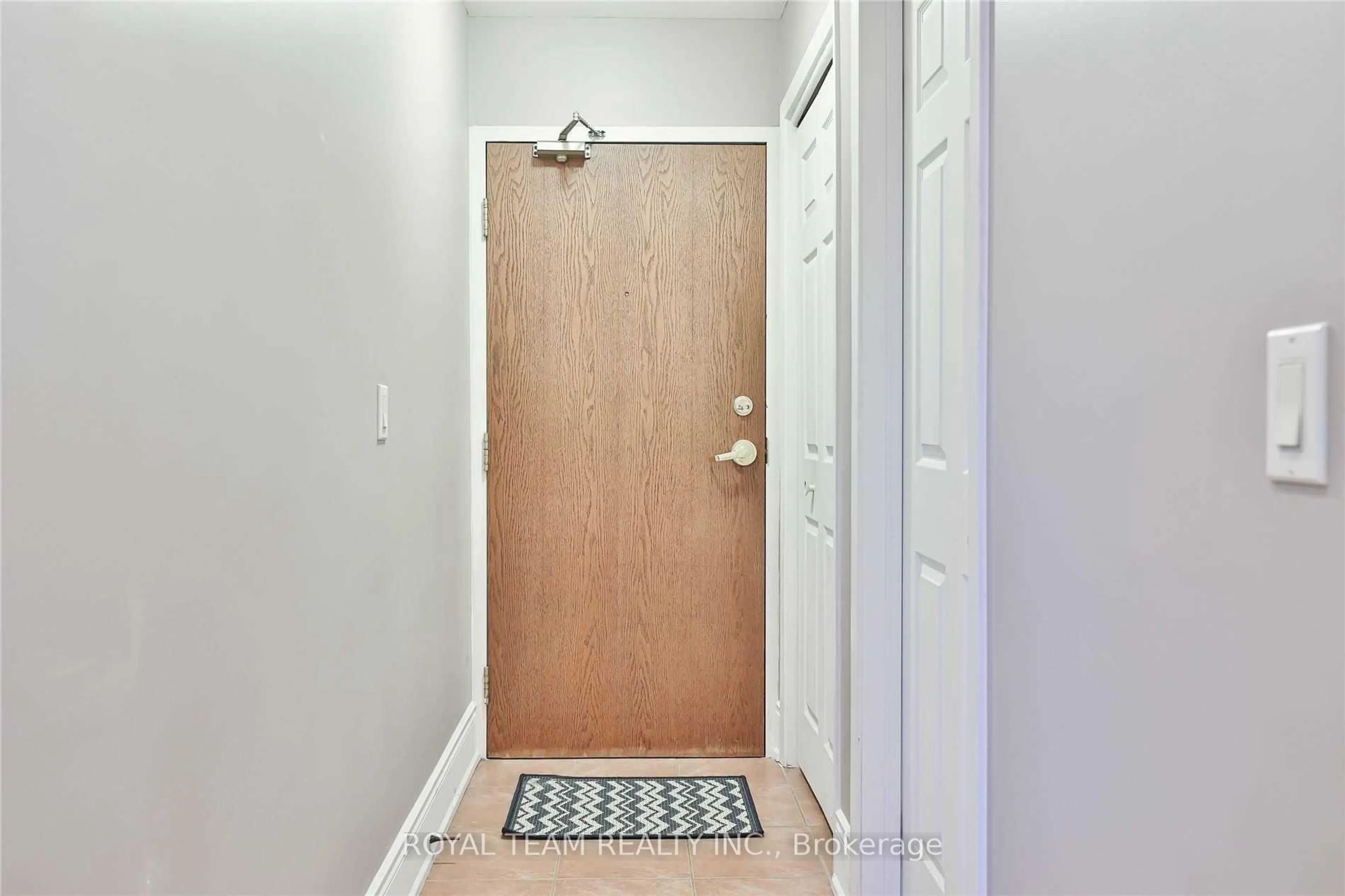 Indoor entryway for 2 Maison Parc Crt #808, Vaughan Ontario L4J 9K4