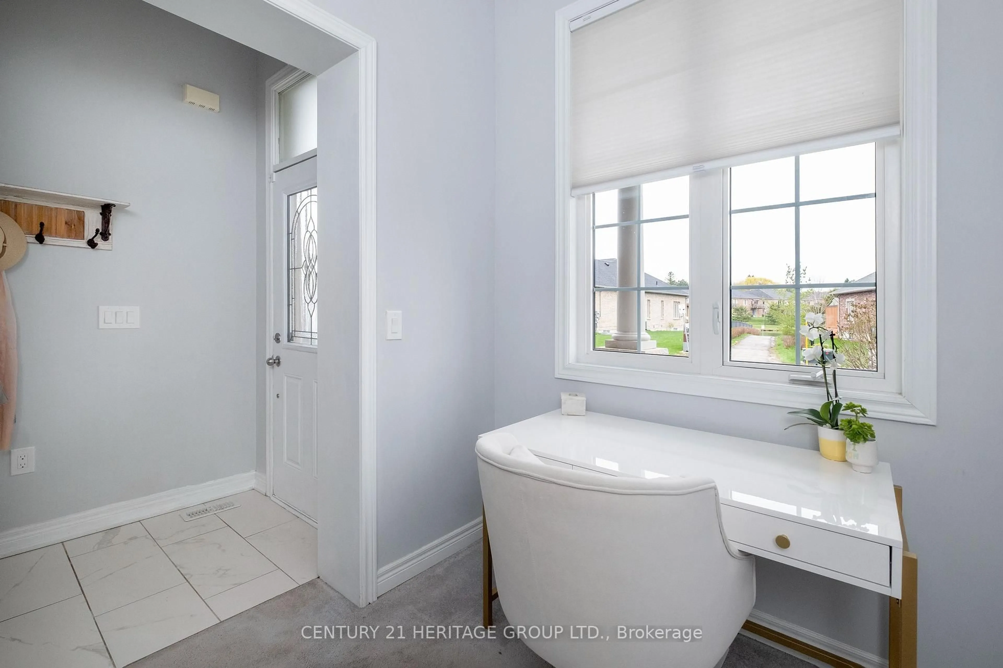 Contemporary bathroom, ceramic/tile floor for 61 Kingsmere Cres, New Tecumseth Ontario L9R 0K6
