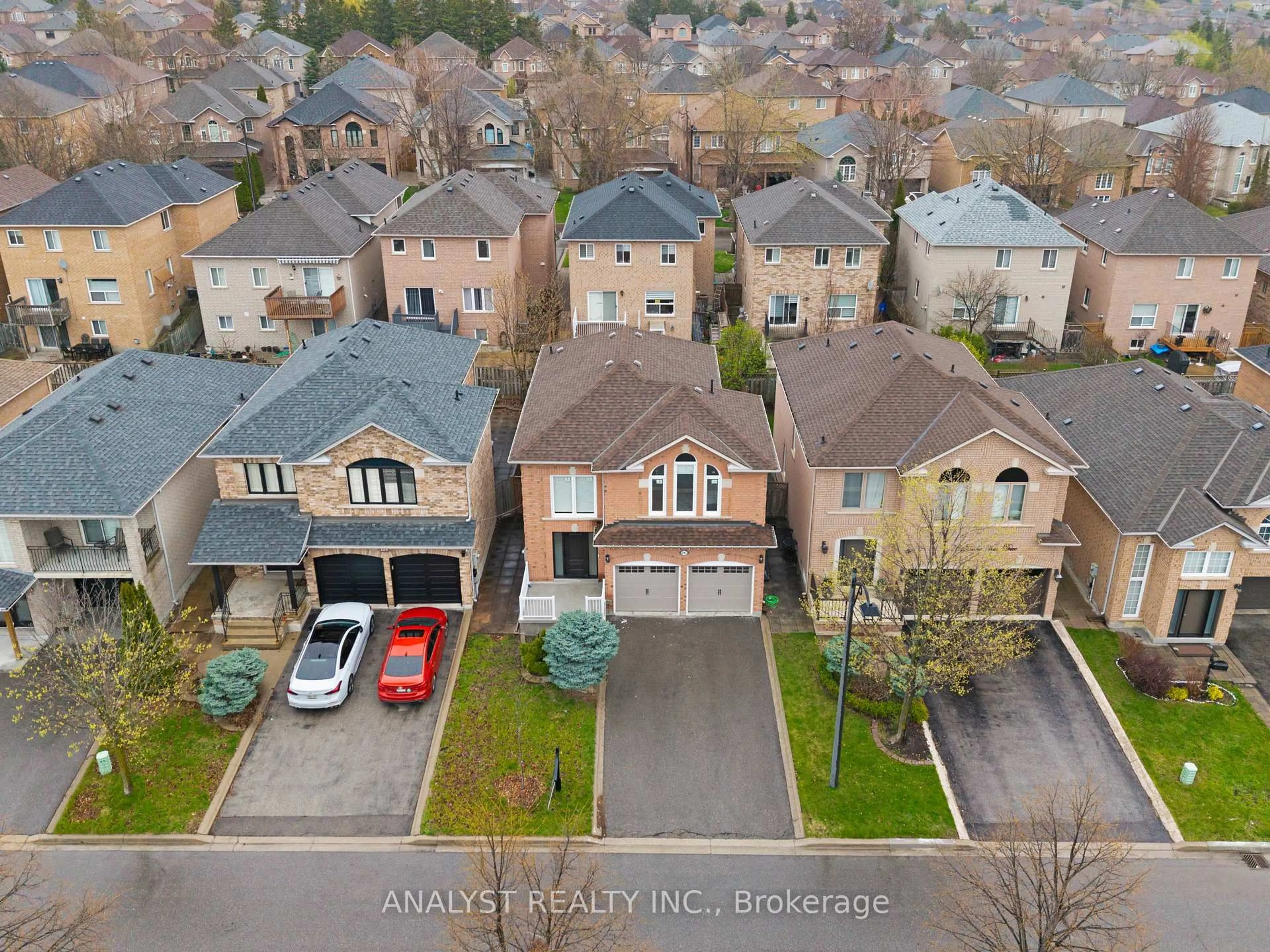 A pic from outside/outdoor area/front of a property/back of a property/a pic from drone, street for 182 Buena Vista Dr, Vaughan Ontario L4H 1T7