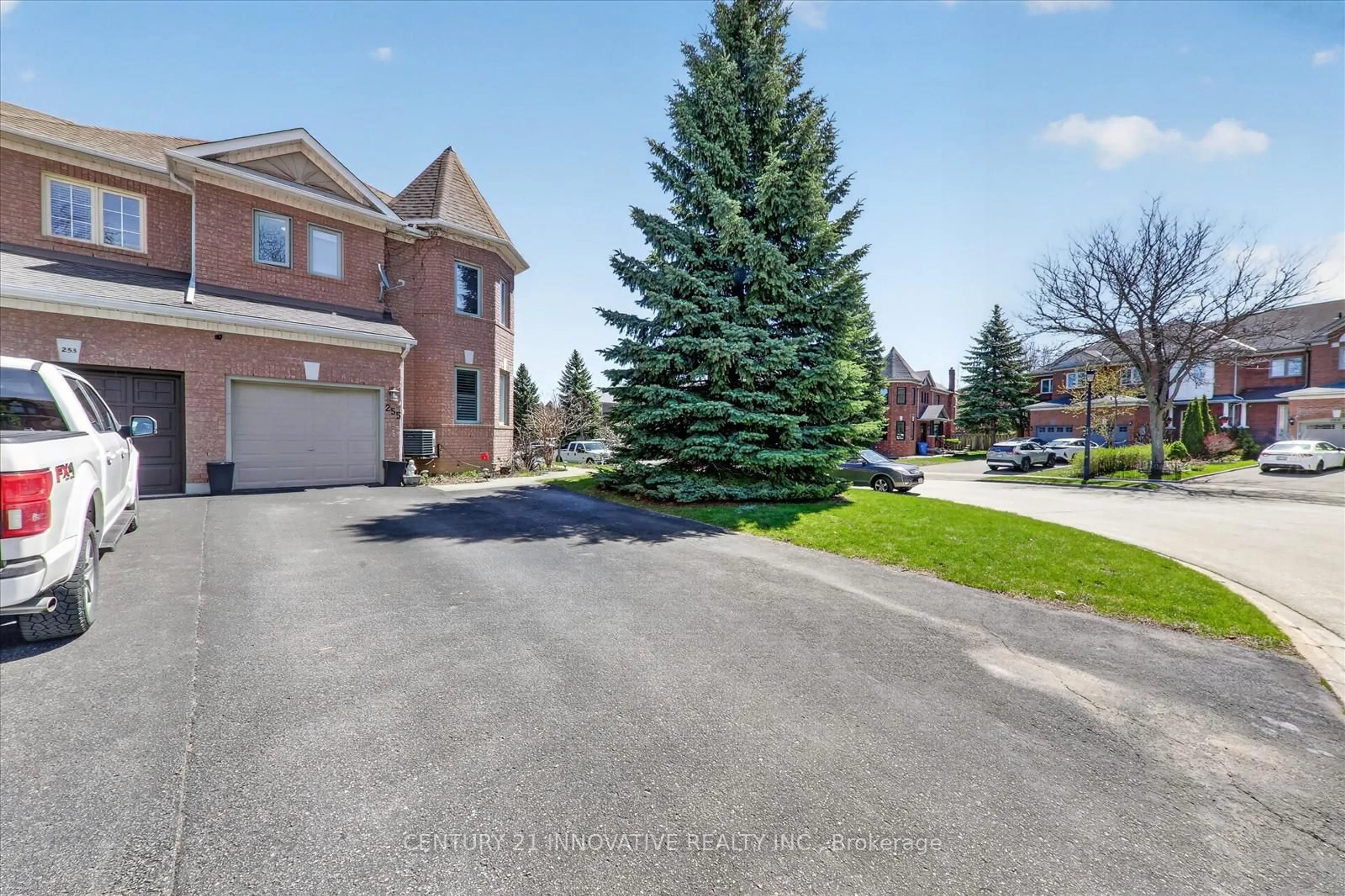 A pic from outside/outdoor area/front of a property/back of a property/a pic from drone, street for 255 Denise Circ, Newmarket Ontario L3X 2K1