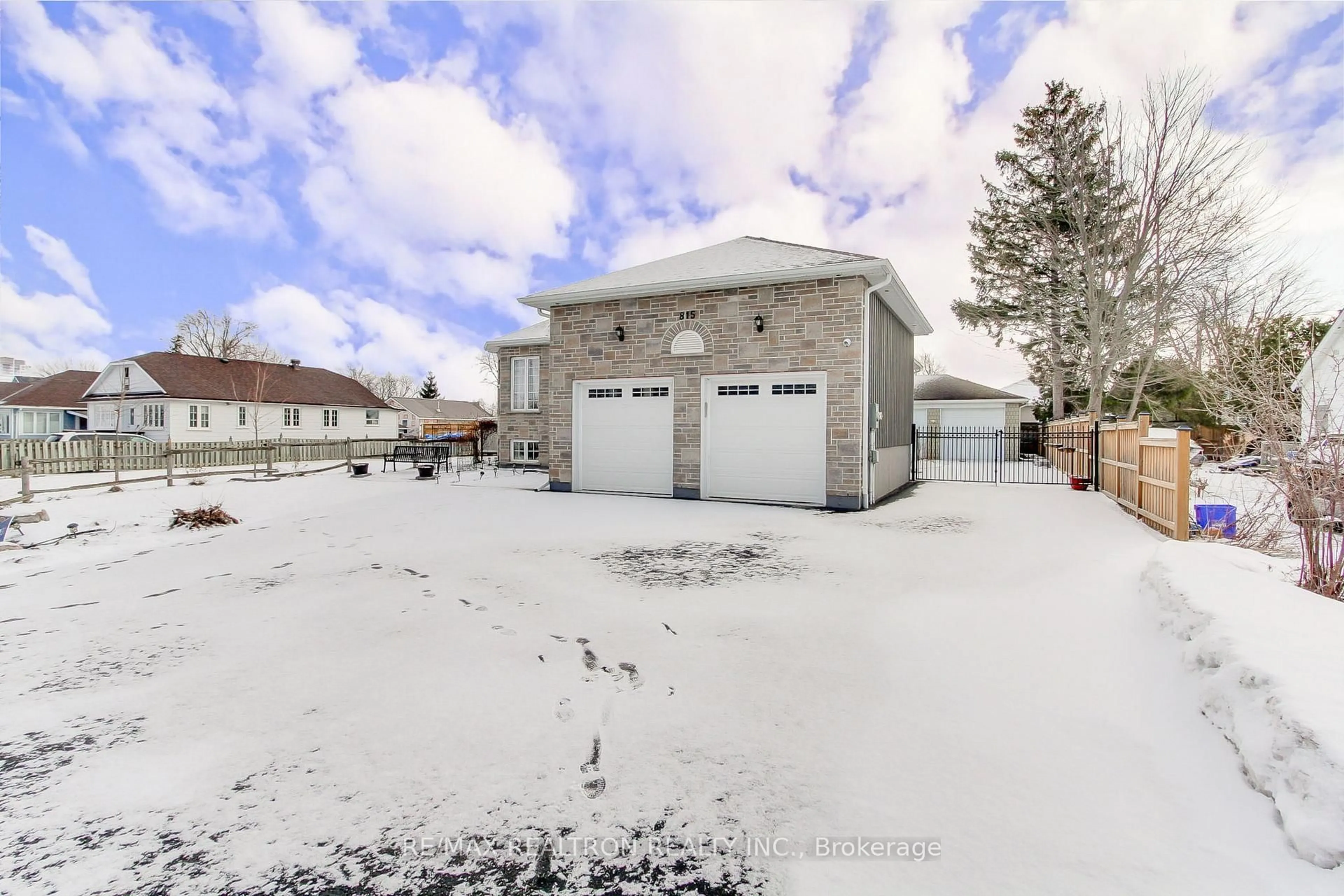 A pic from outside/outdoor area/front of a property/back of a property/a pic from drone, street for 815 Churchill Lane, Georgina Ontario L0E 1S0