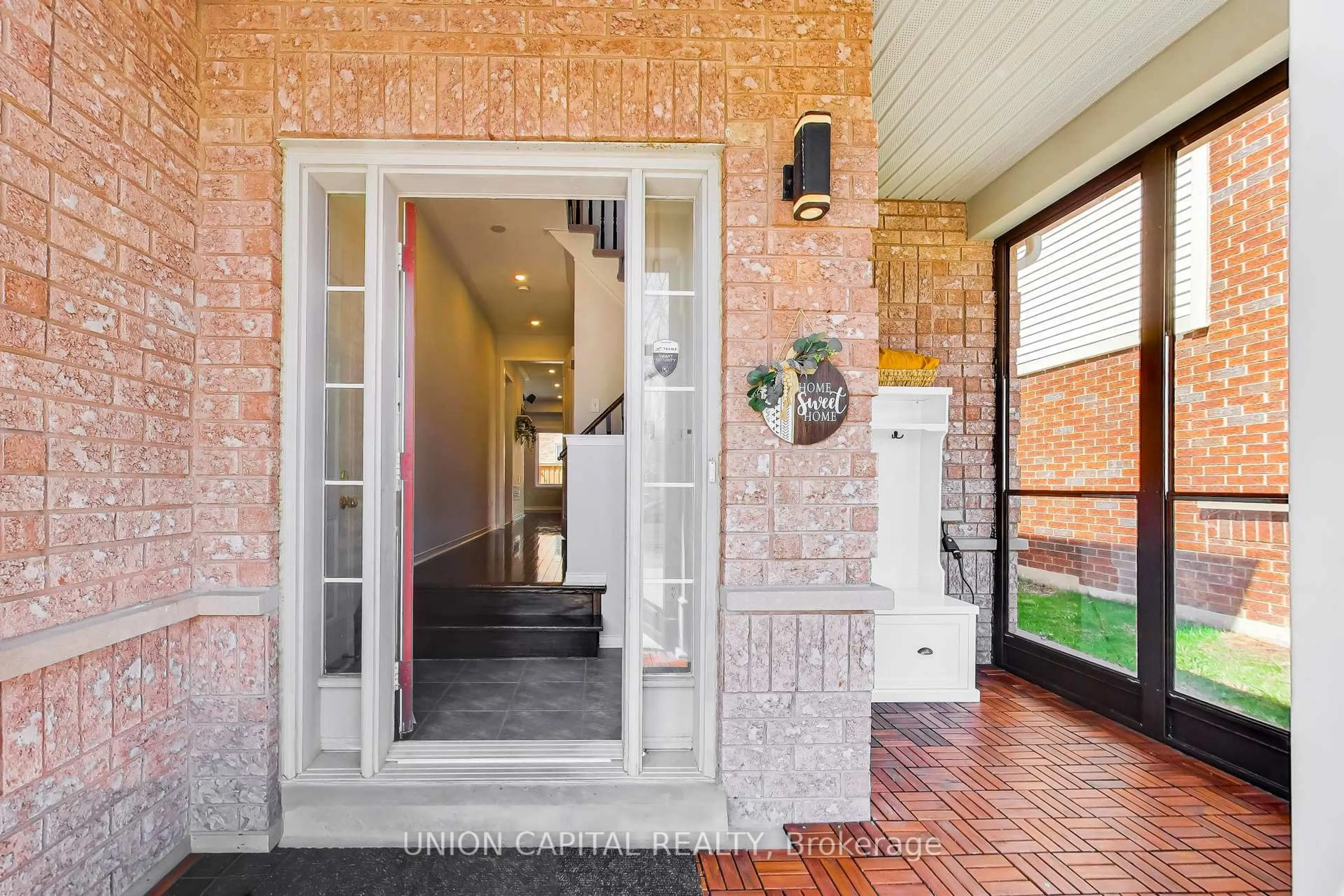 Indoor entryway for 406 Reeves Way Blvd, Whitchurch-Stouffville Ontario L4A 0H3