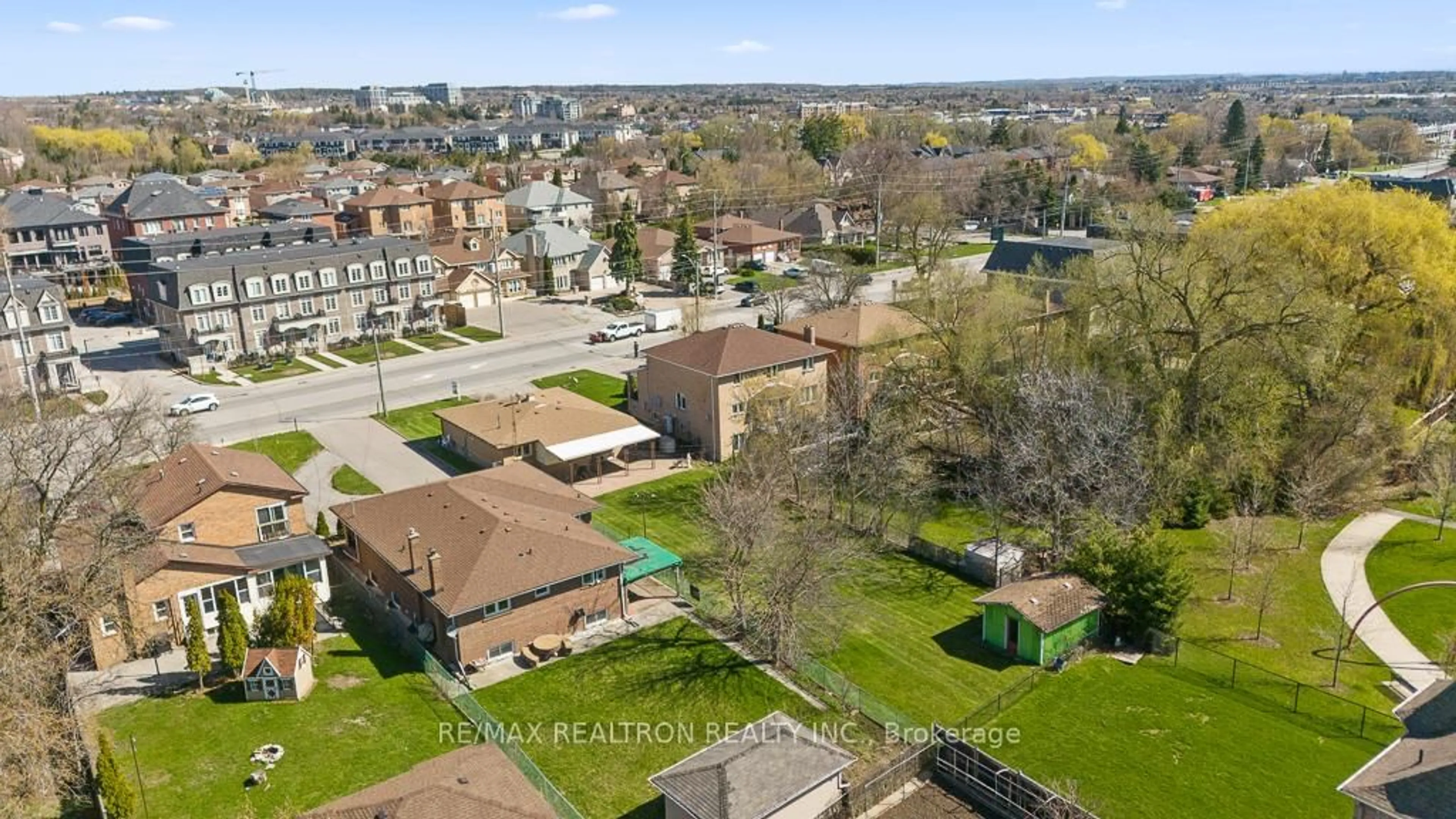 A pic from outside/outdoor area/front of a property/back of a property/a pic from drone, city buildings view from balcony for 163 Elgin Mills Rd, Richmond Hill Ontario L4C 4M3