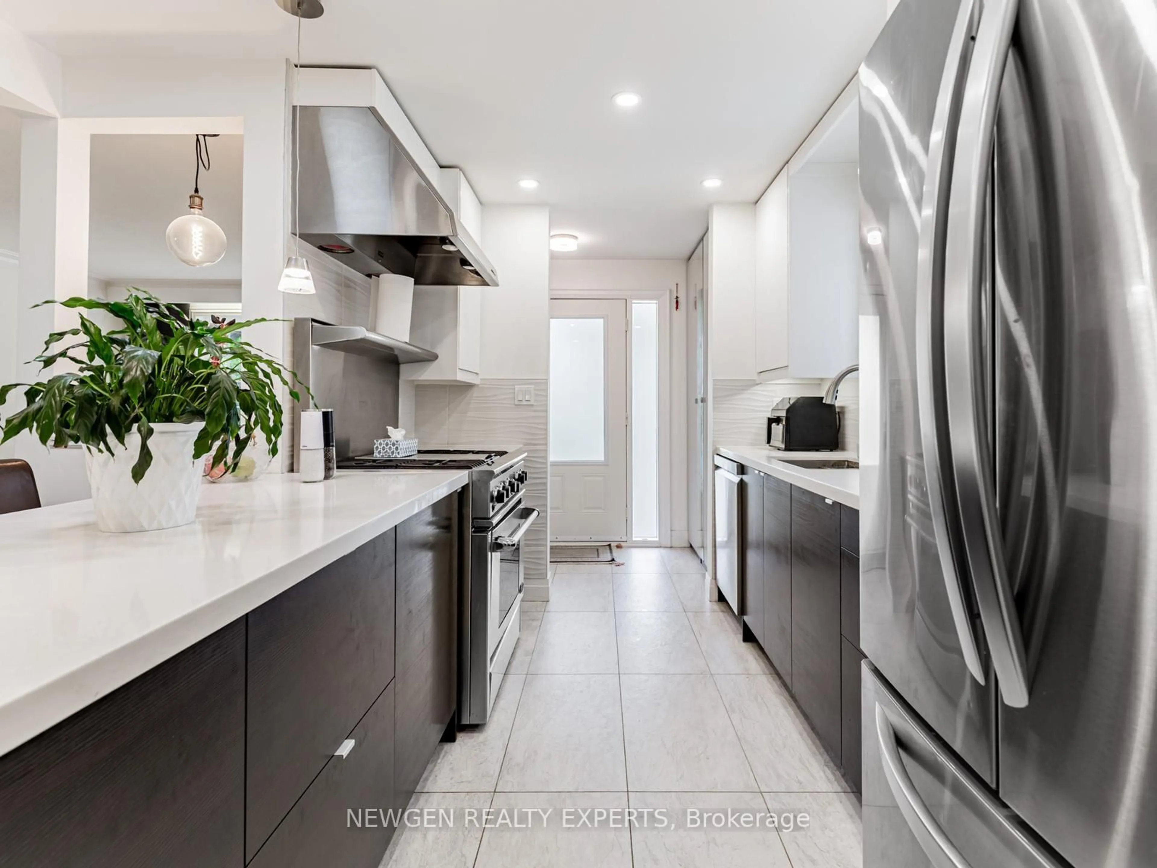 Contemporary kitchen, ceramic/tile floor for 80 Sherwood Forest Dr, Markham Ontario L3P 1R1