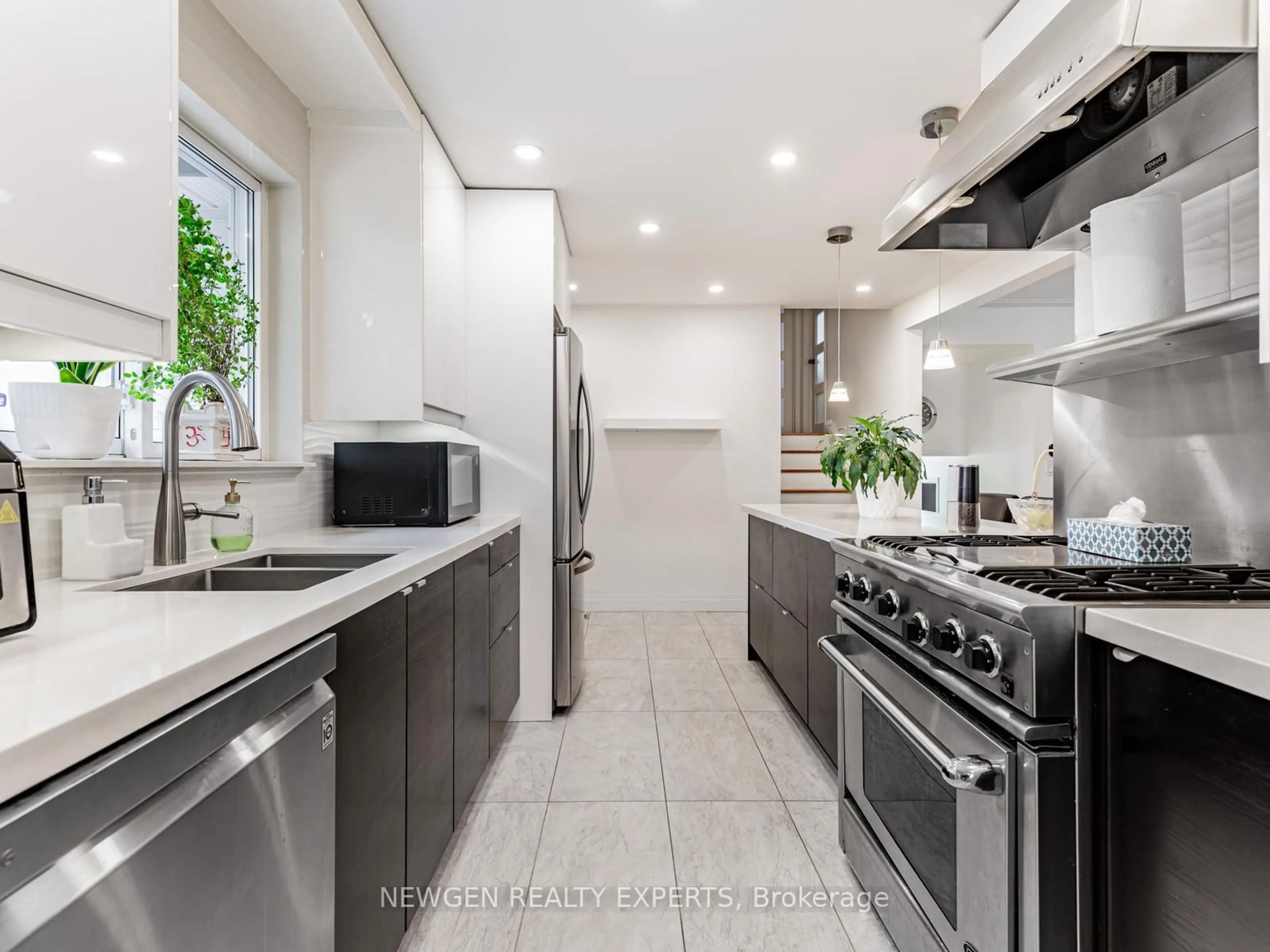 Contemporary kitchen, ceramic/tile floor for 80 Sherwood Forest Dr, Markham Ontario L3P 1R1