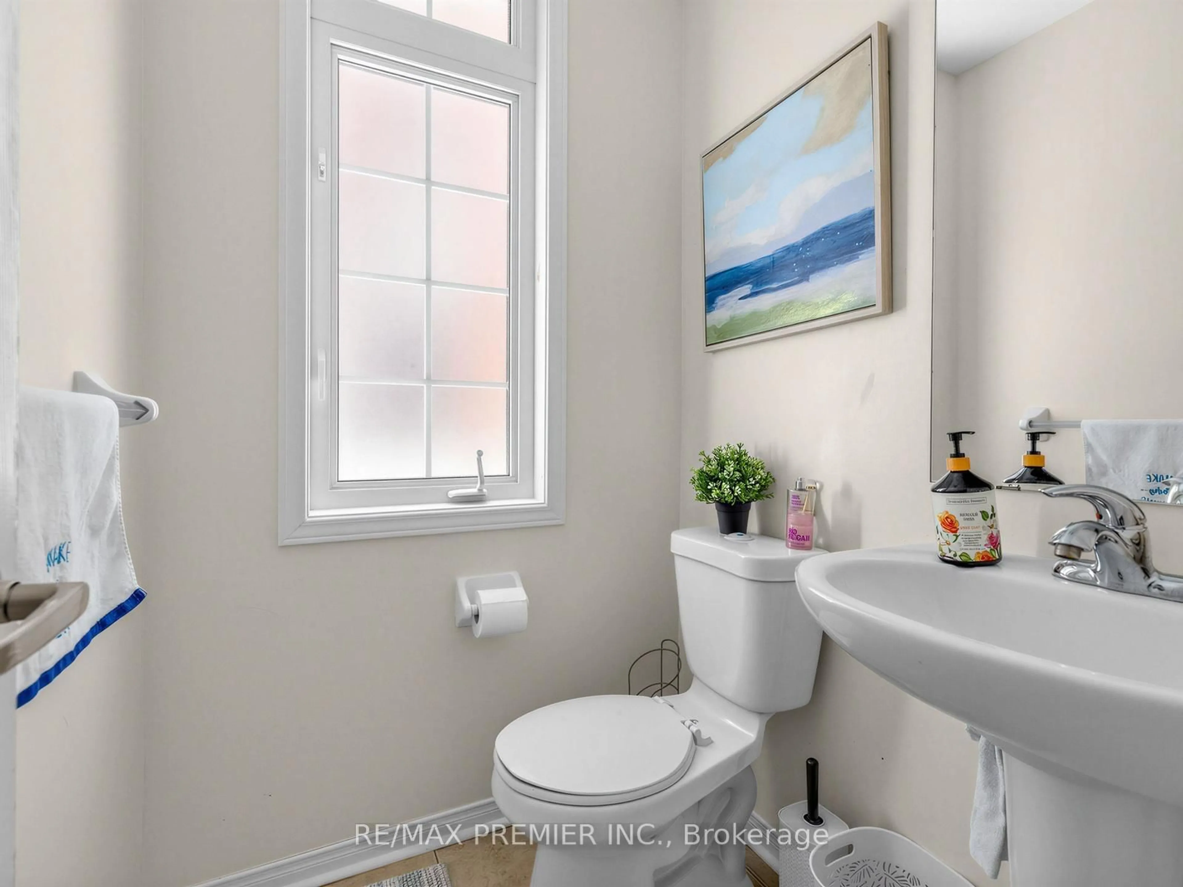 Standard bathroom, ceramic/tile floor for 47 Spruce Pine Cres, Vaughan Ontario L6A 4T3