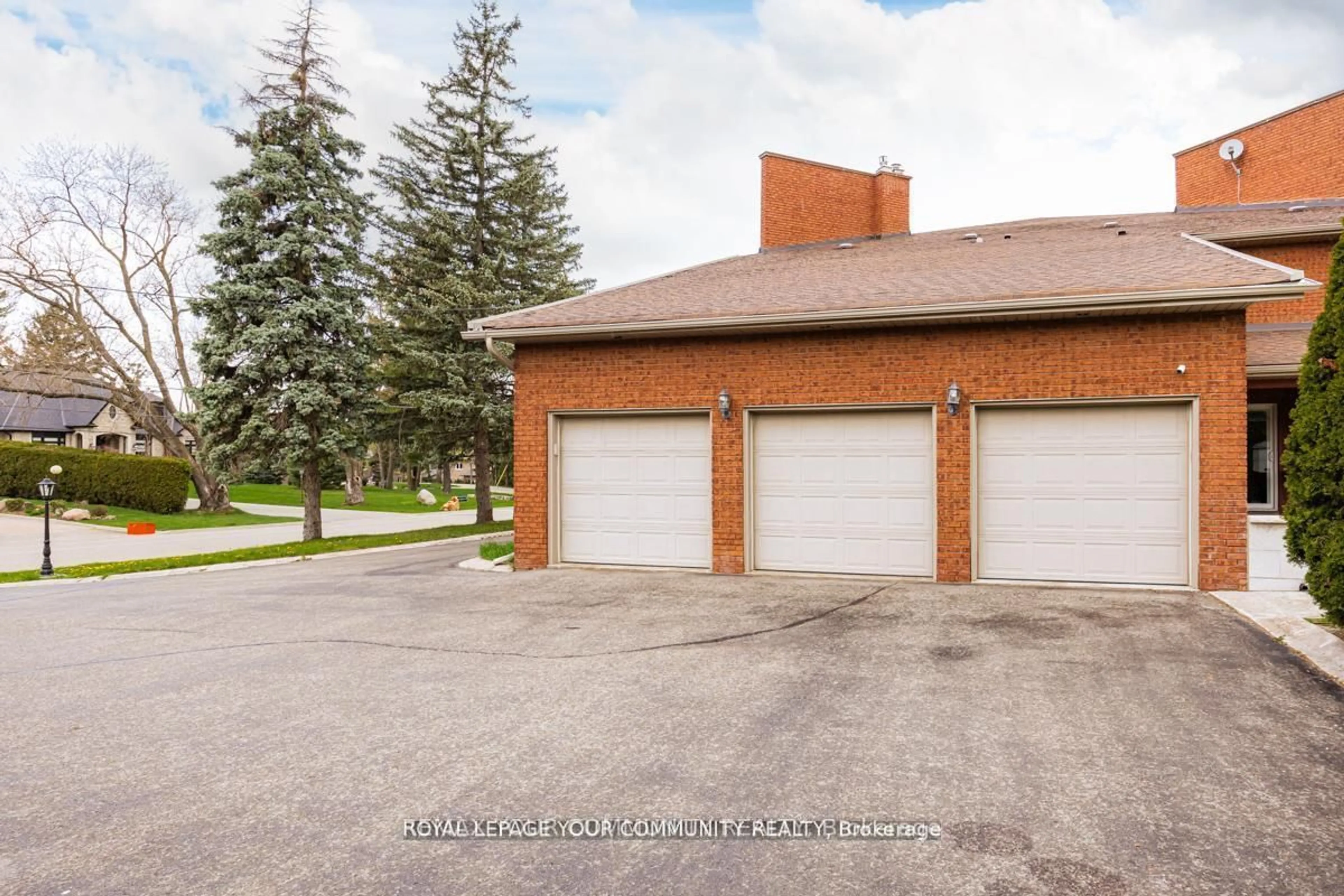 Indoor garage for 117 Hayhoe Ave, Vaughan Ontario L4L 1S5
