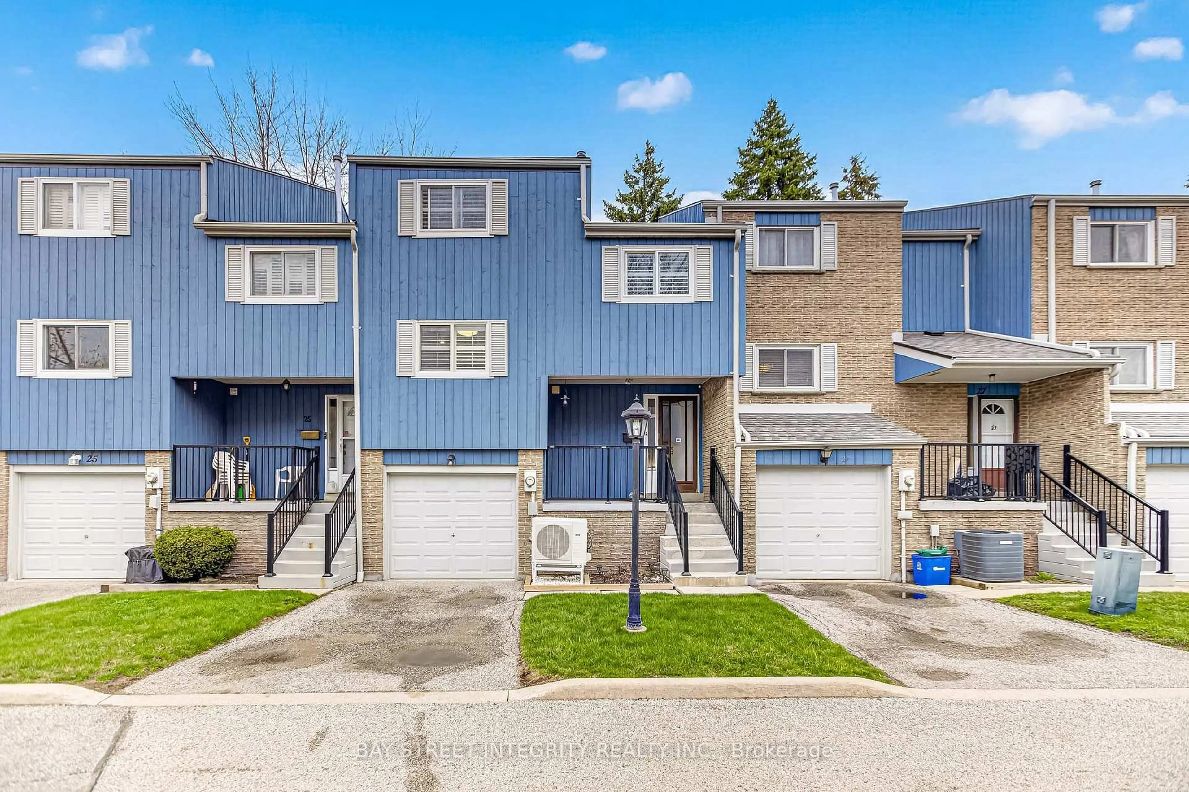 A pic from outside/outdoor area/front of a property/back of a property/a pic from drone, street for 646 Village Pkwy #26, Markham Ontario L3R 2S7