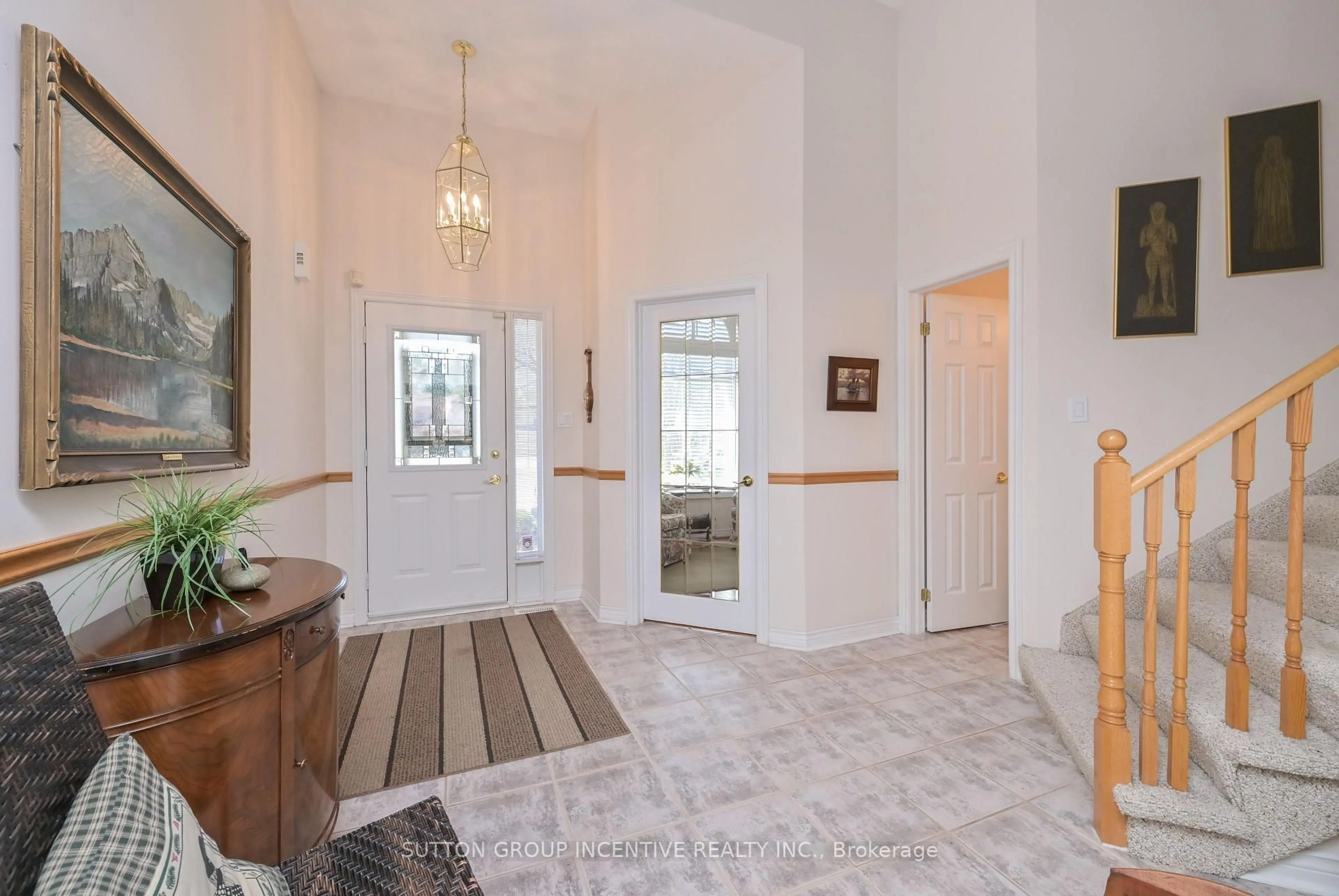 Indoor foyer for 17 Sunset Blvd, New Tecumseth Ontario L9R 1Y8
