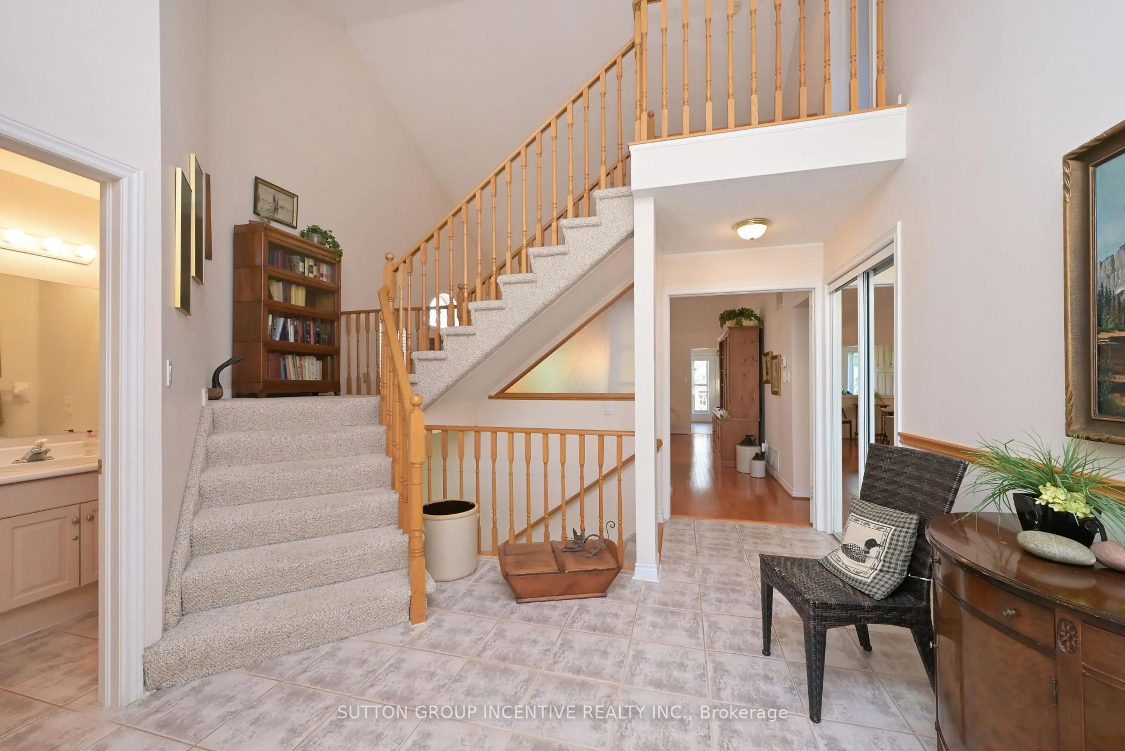 Indoor foyer for 17 Sunset Blvd, New Tecumseth Ontario L9R 1Y8