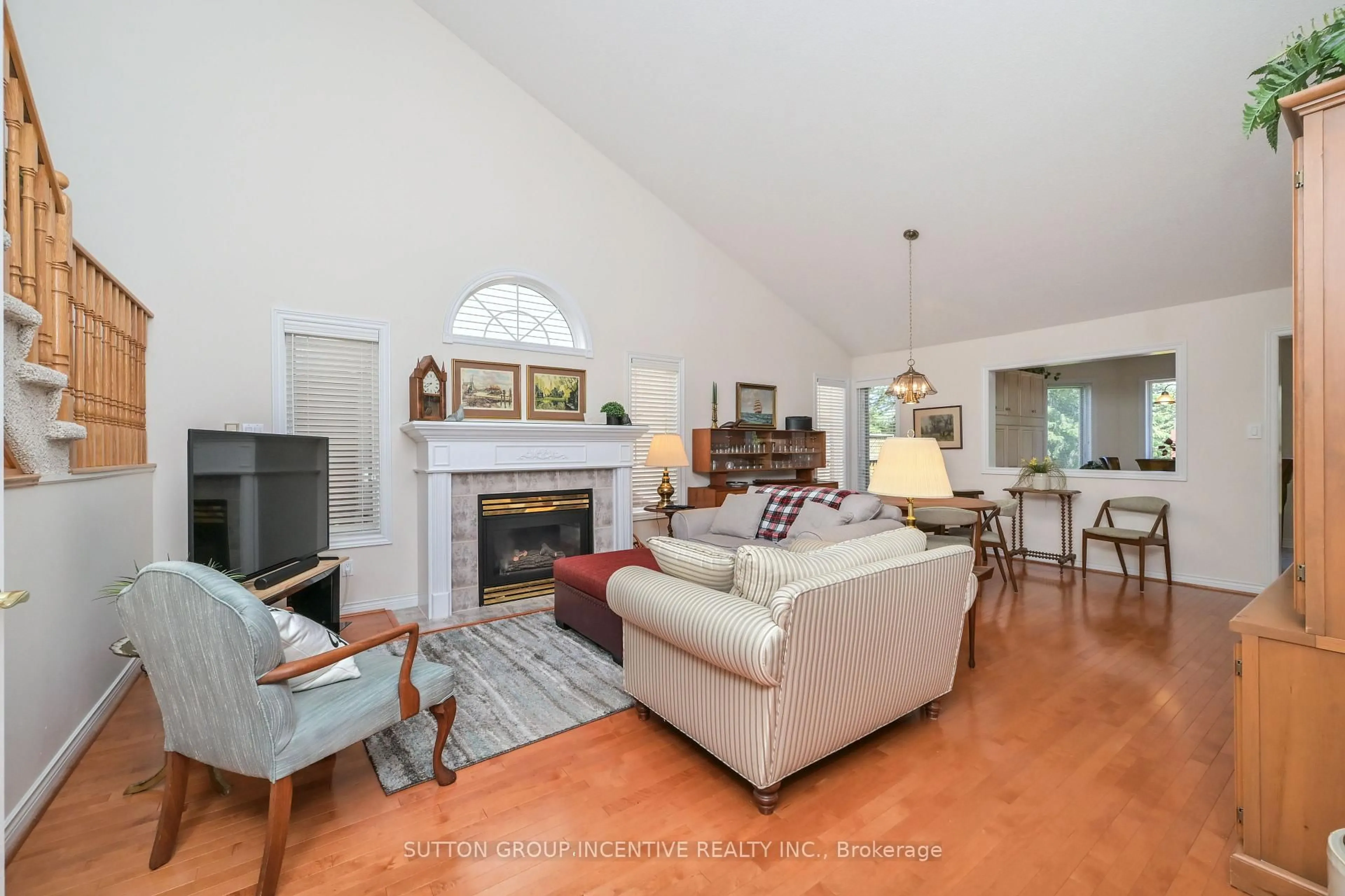 Living room with furniture, unknown for 17 Sunset Blvd, New Tecumseth Ontario L9R 1Y8