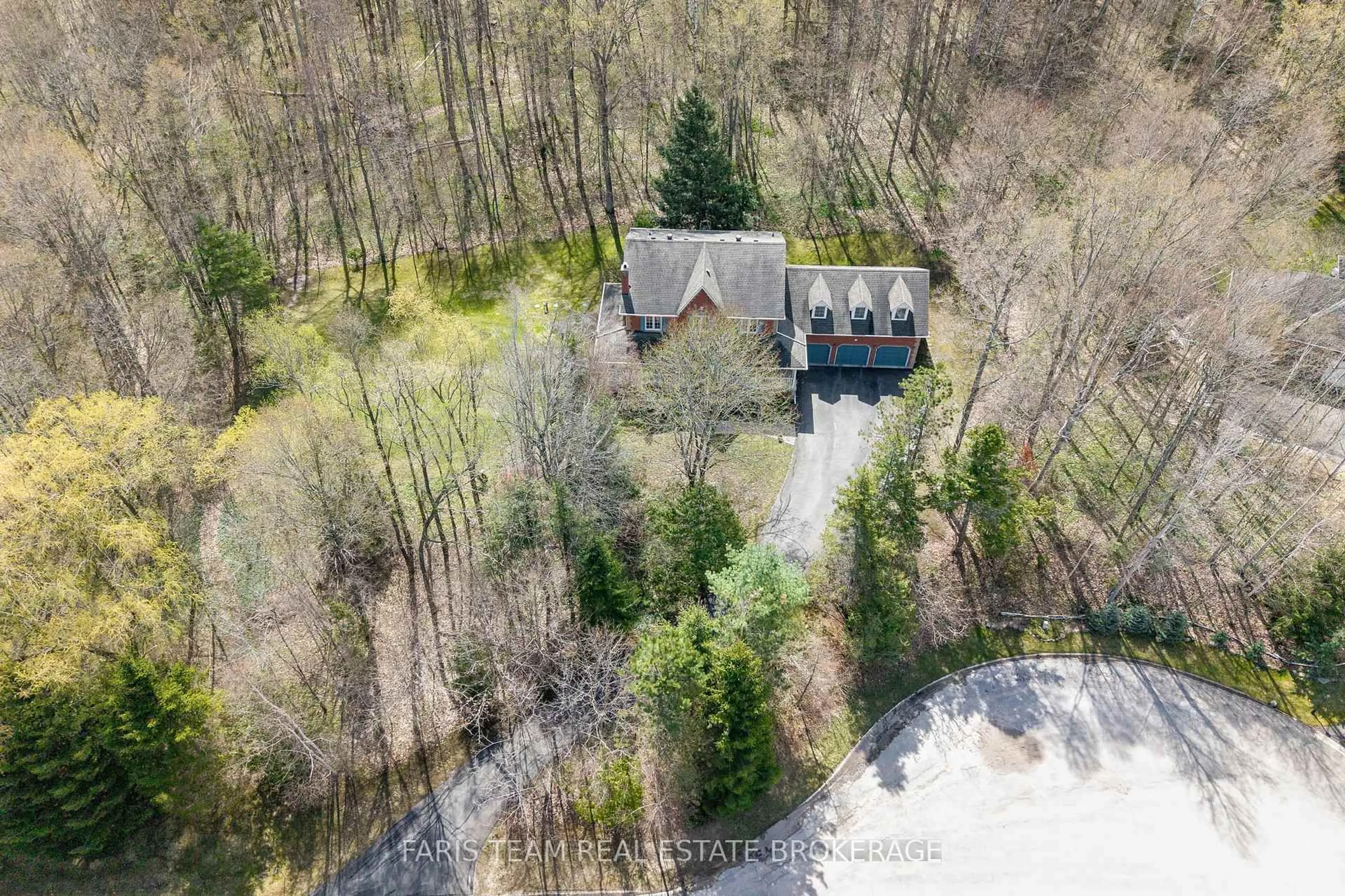 A pic from outside/outdoor area/front of a property/back of a property/a pic from drone, forest/trees view for 25 Averill Crt, Bradford West Gwillimbury Ontario L0G 1A0