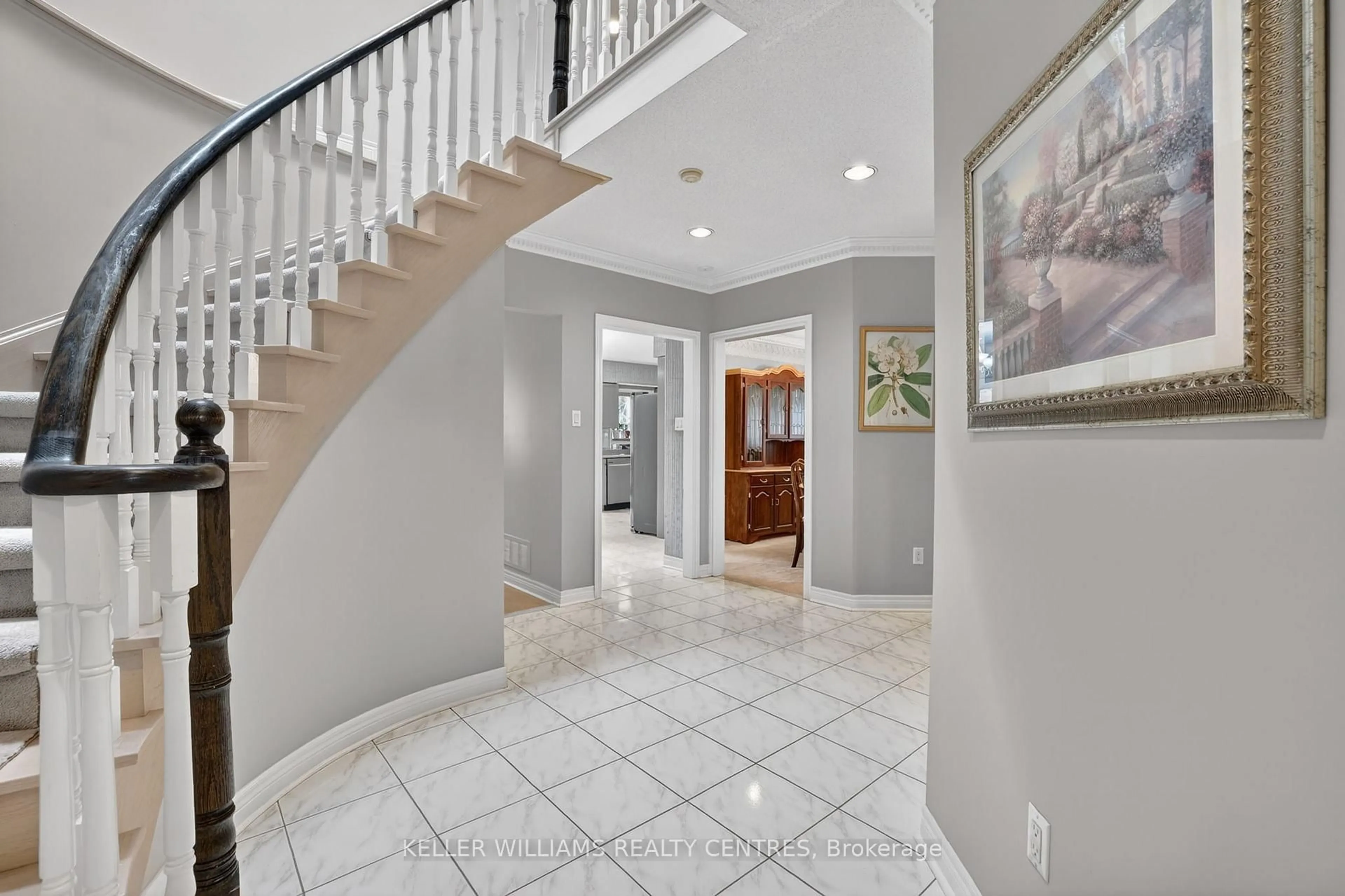 Indoor entryway for 591 Plantation Gate, Newmarket Ontario L3X 2C2