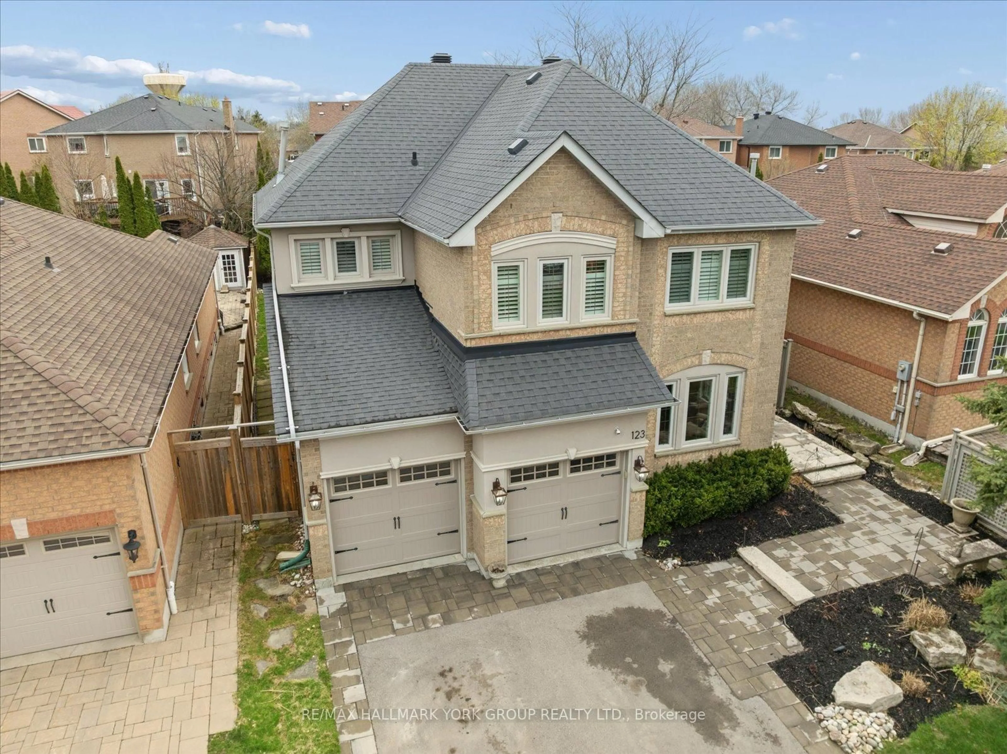 A pic from outside/outdoor area/front of a property/back of a property/a pic from drone, street for 123 Brookeview Dr, Aurora Ontario L4G 6R5