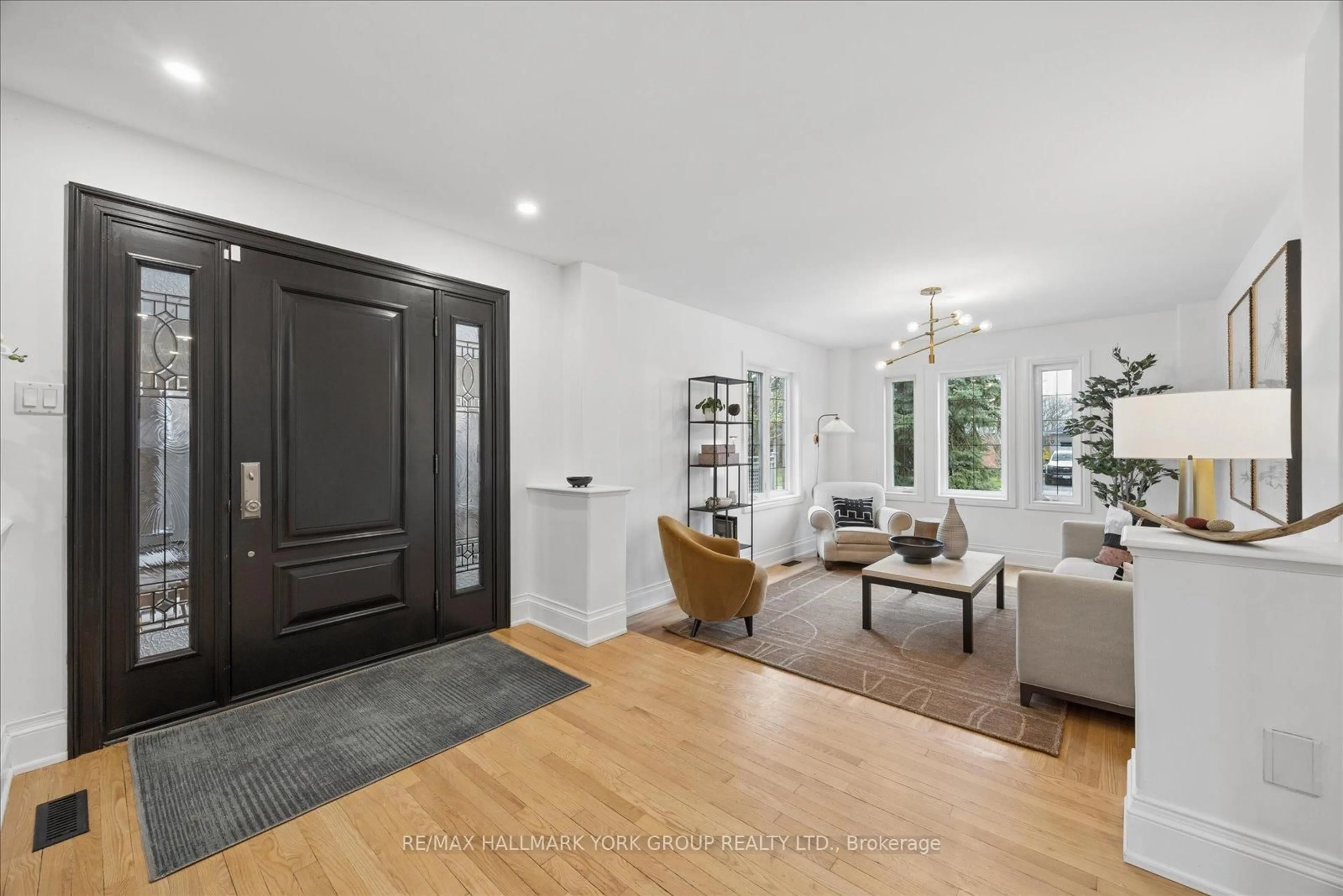 Indoor entryway for 123 Brookeview Dr, Aurora Ontario L4G 6R5