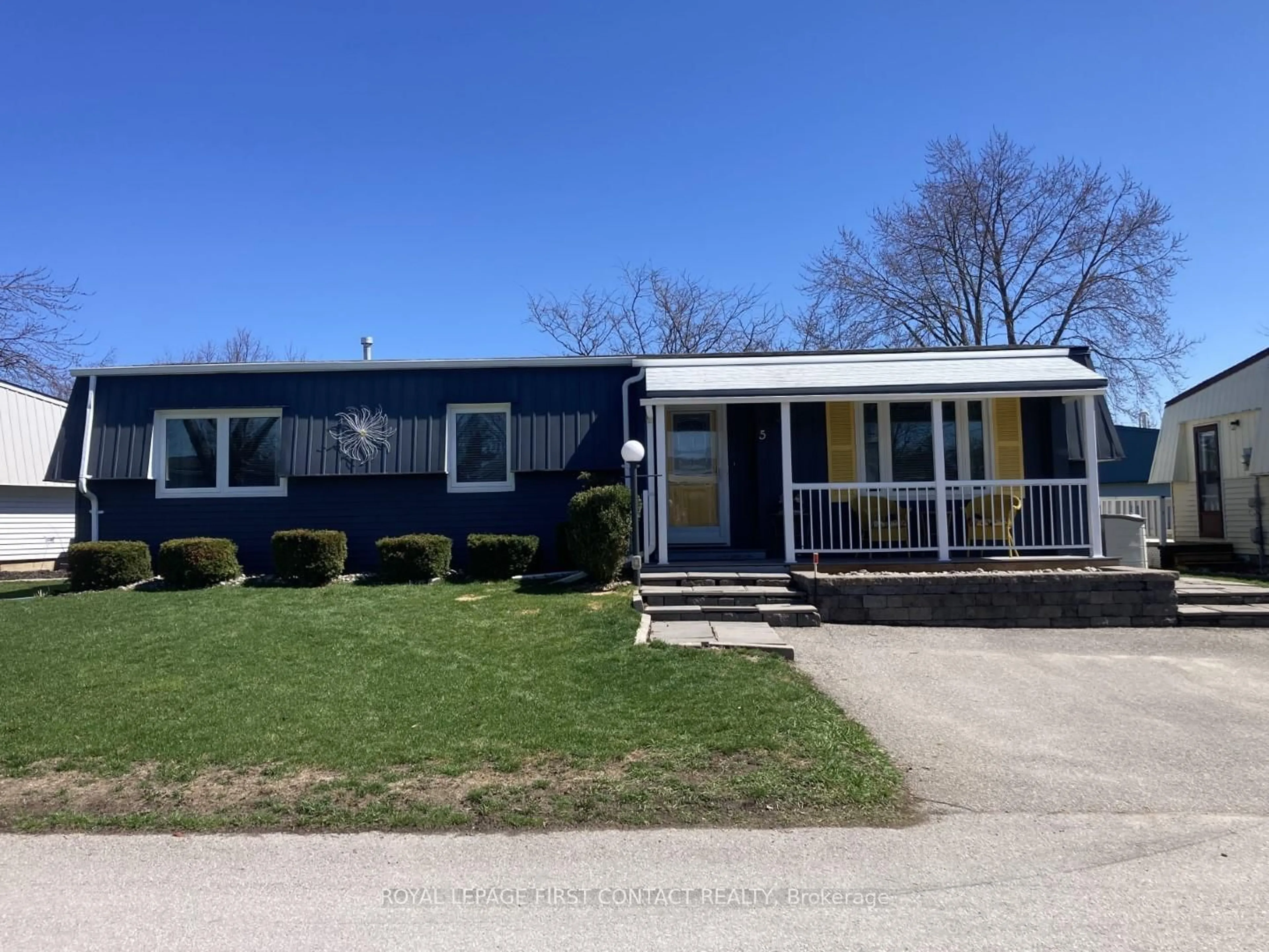 Home with vinyl exterior material, street for 5 Terra Nova Arm, Innisfil Ontario L9S 1S1