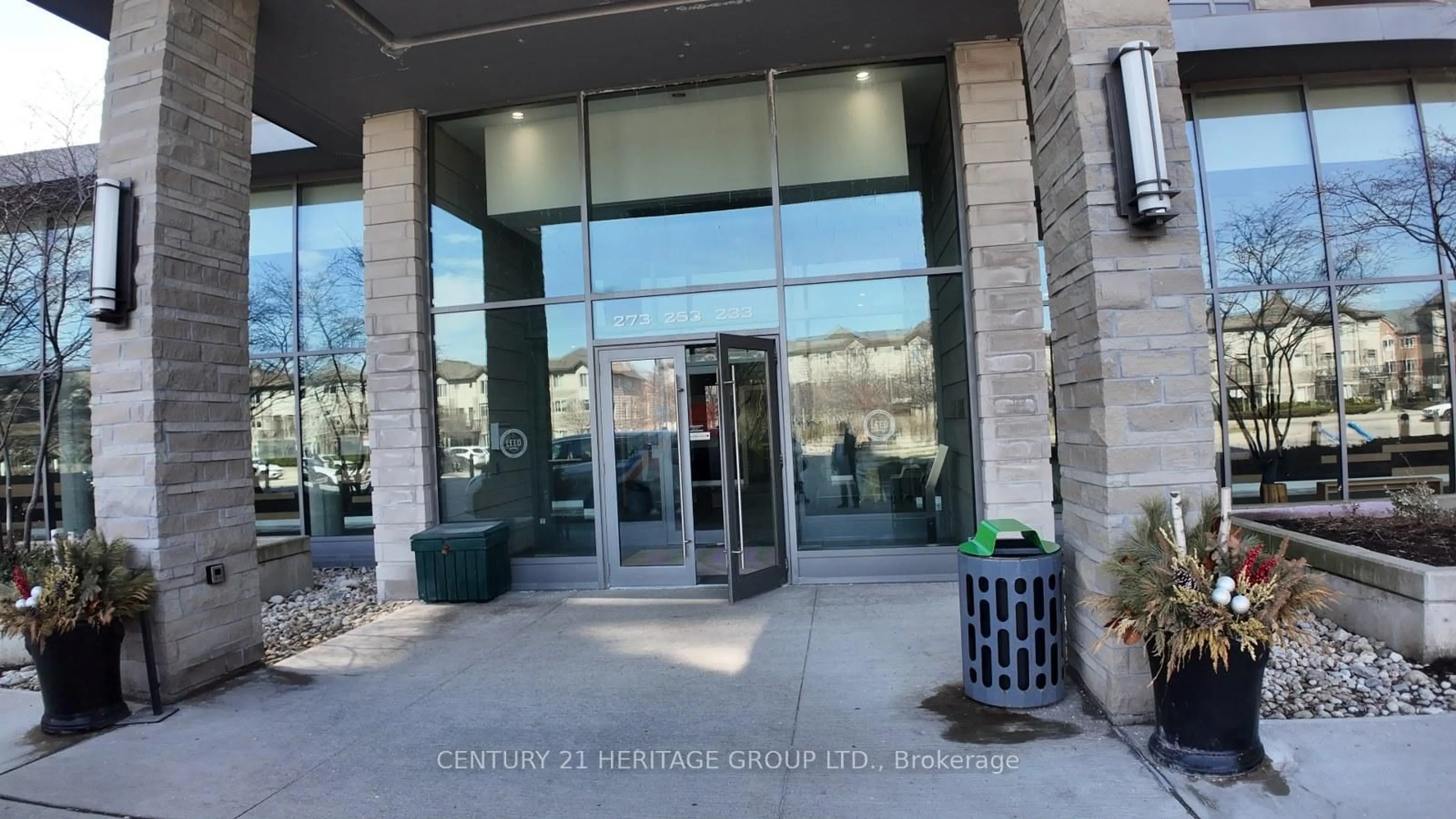 Indoor foyer for 233 South Park Rd #601, Markham Ontario L3T 0B3
