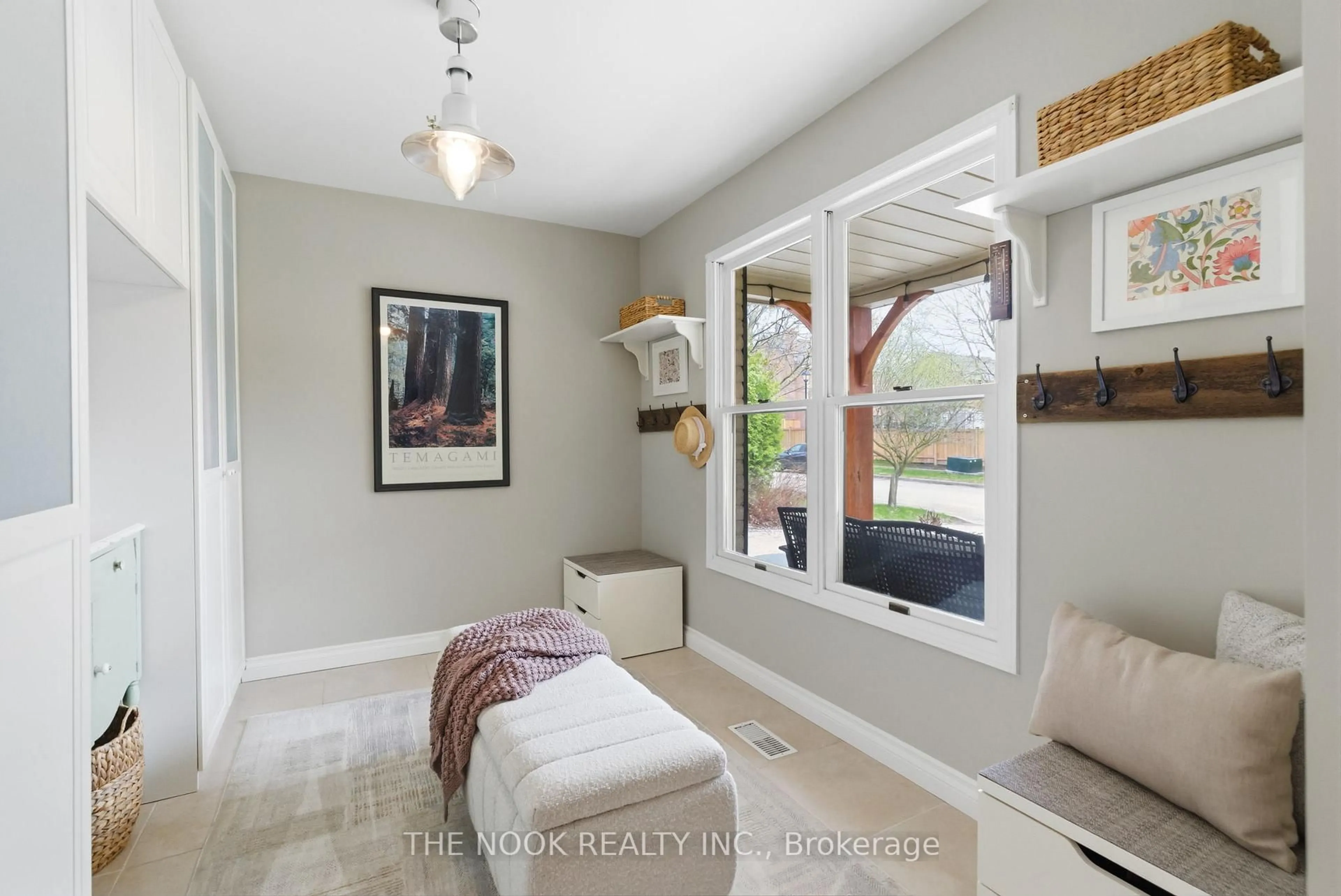 Indoor entryway for 43 Carmody Lane, Uxbridge Ontario L9P 1A4