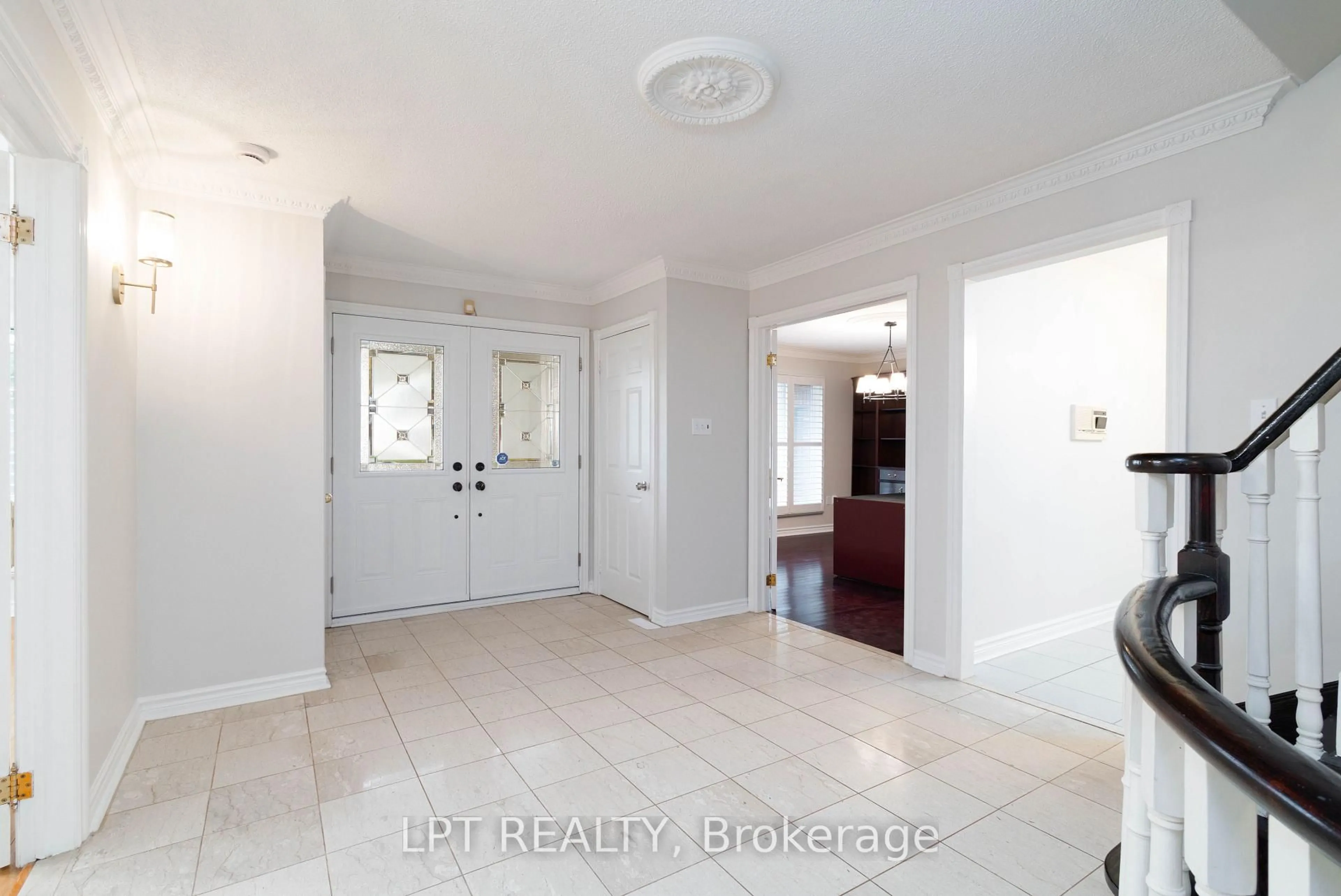 Indoor entryway for 35 Dennis Dr, King Ontario L7B 1C8