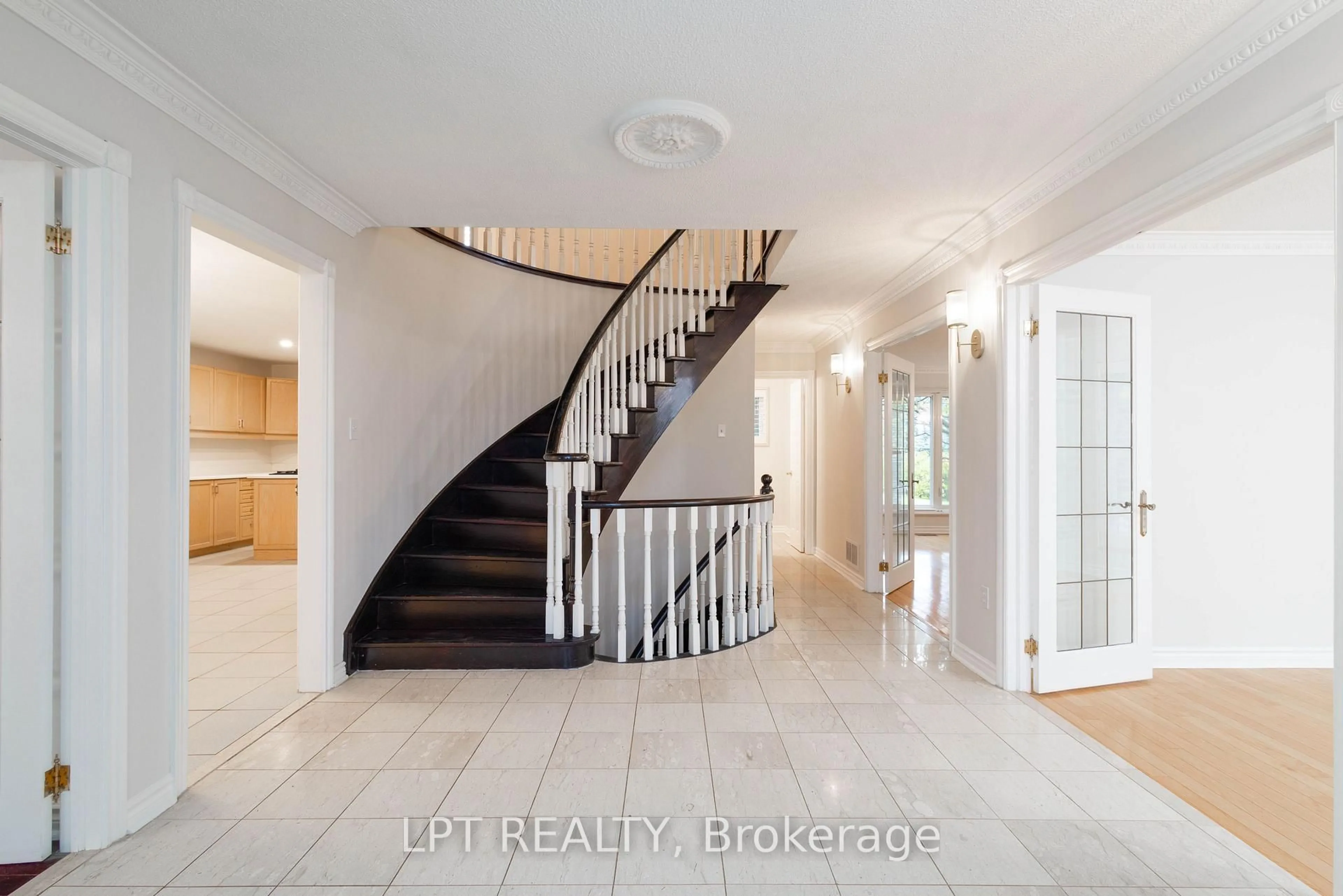 Indoor entryway for 35 Dennis Dr, King Ontario L7B 1C8