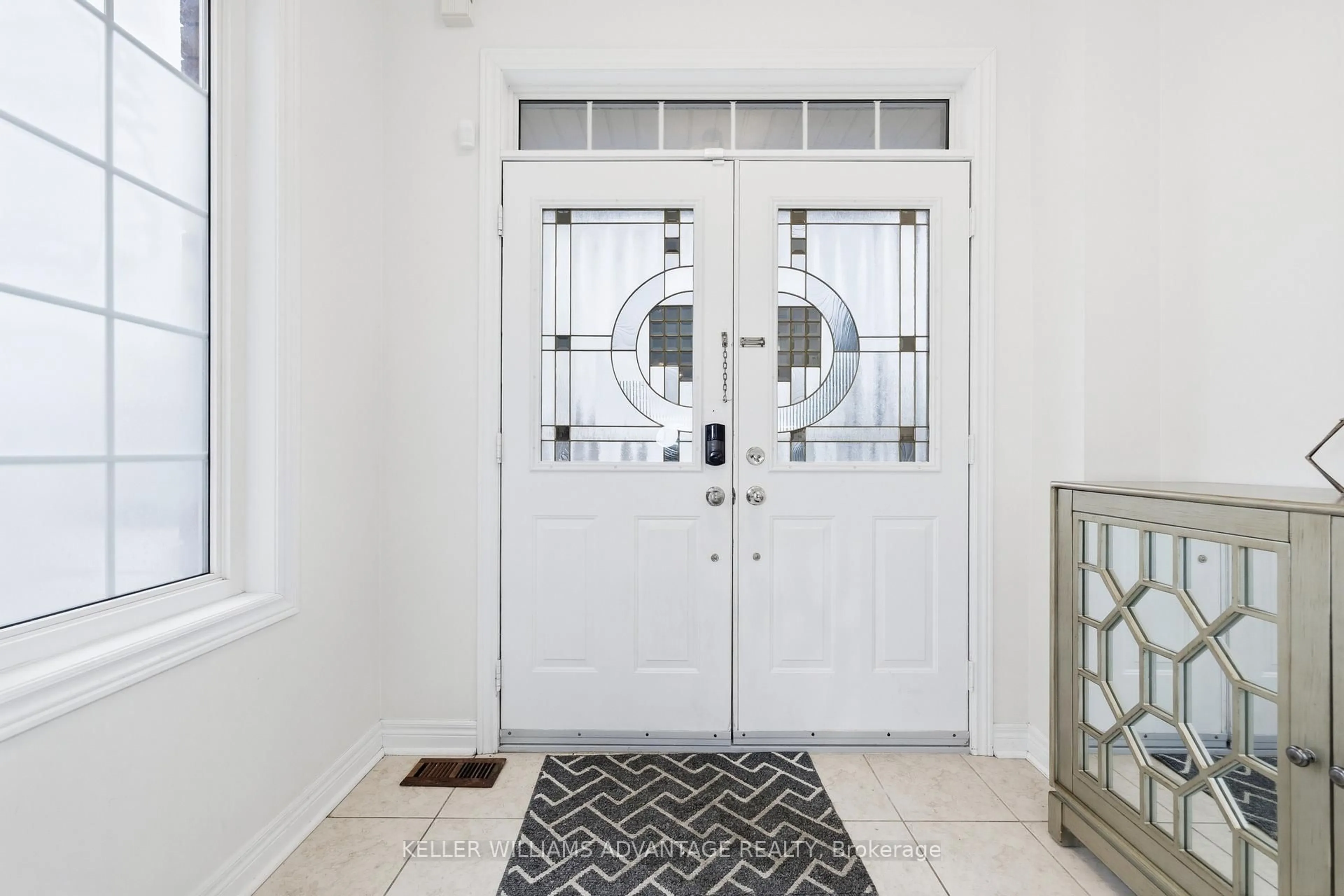 Indoor entryway for 117 Mintwood Rd, Vaughan Ontario L4J 9K3