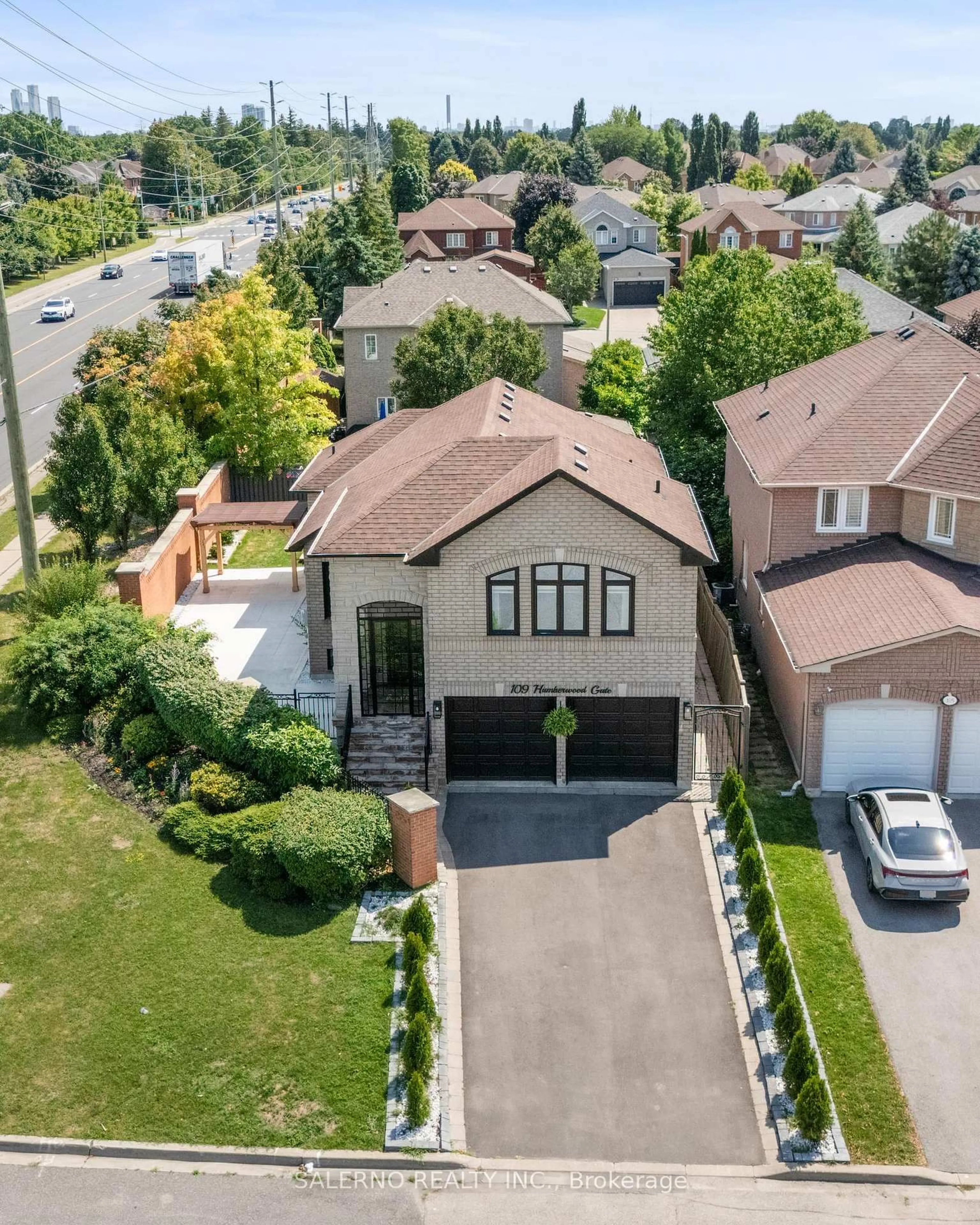 A pic from outside/outdoor area/front of a property/back of a property/a pic from drone, street for 109 Humberwood Gate, Vaughan Ontario L4L 9G5