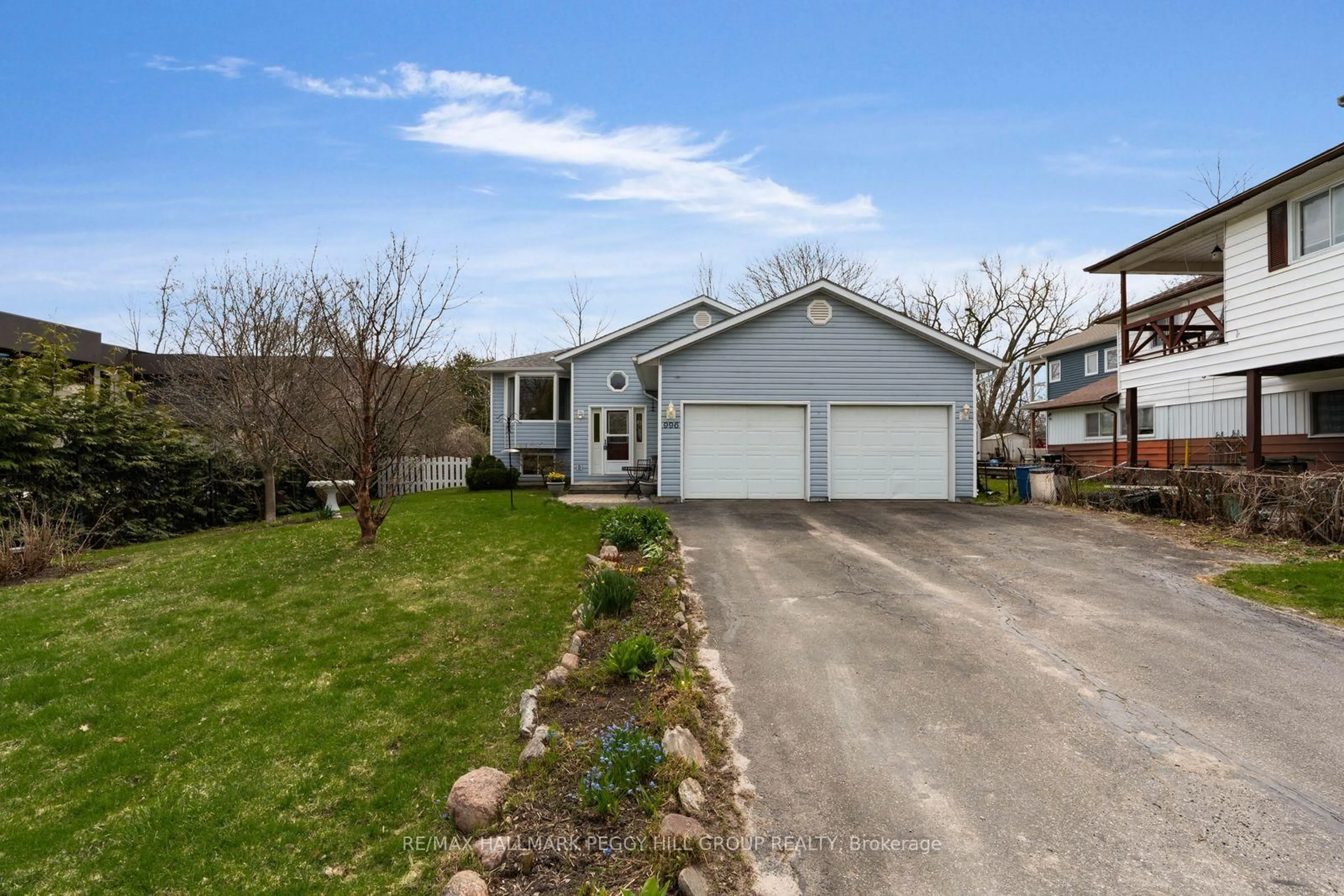 A pic from outside/outdoor area/front of a property/back of a property/a pic from drone, street for 996 Arnold St, Innisfil Ontario L0L 1W0