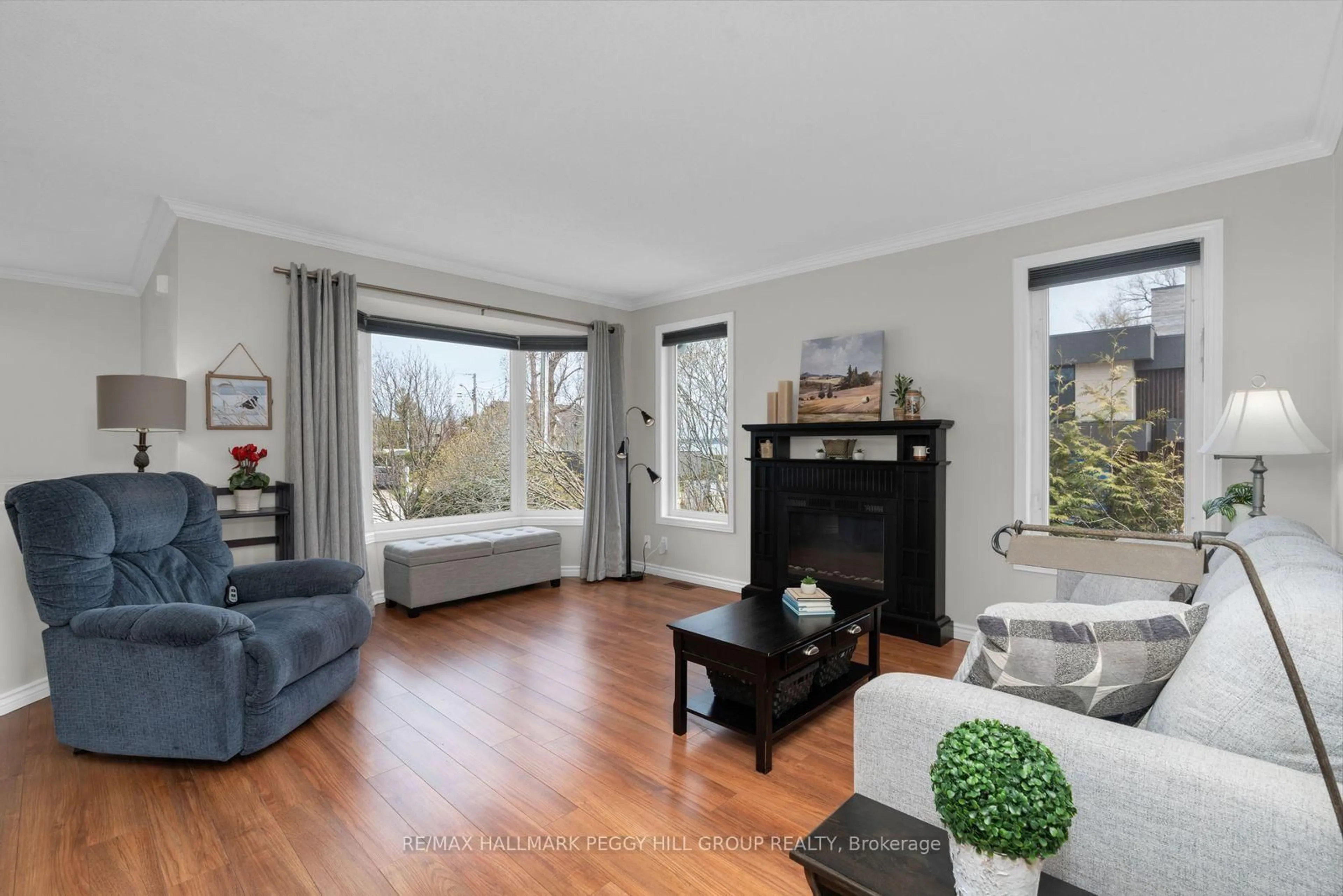 Living room with furniture, wood/laminate floor for 996 Arnold St, Innisfil Ontario L0L 1W0