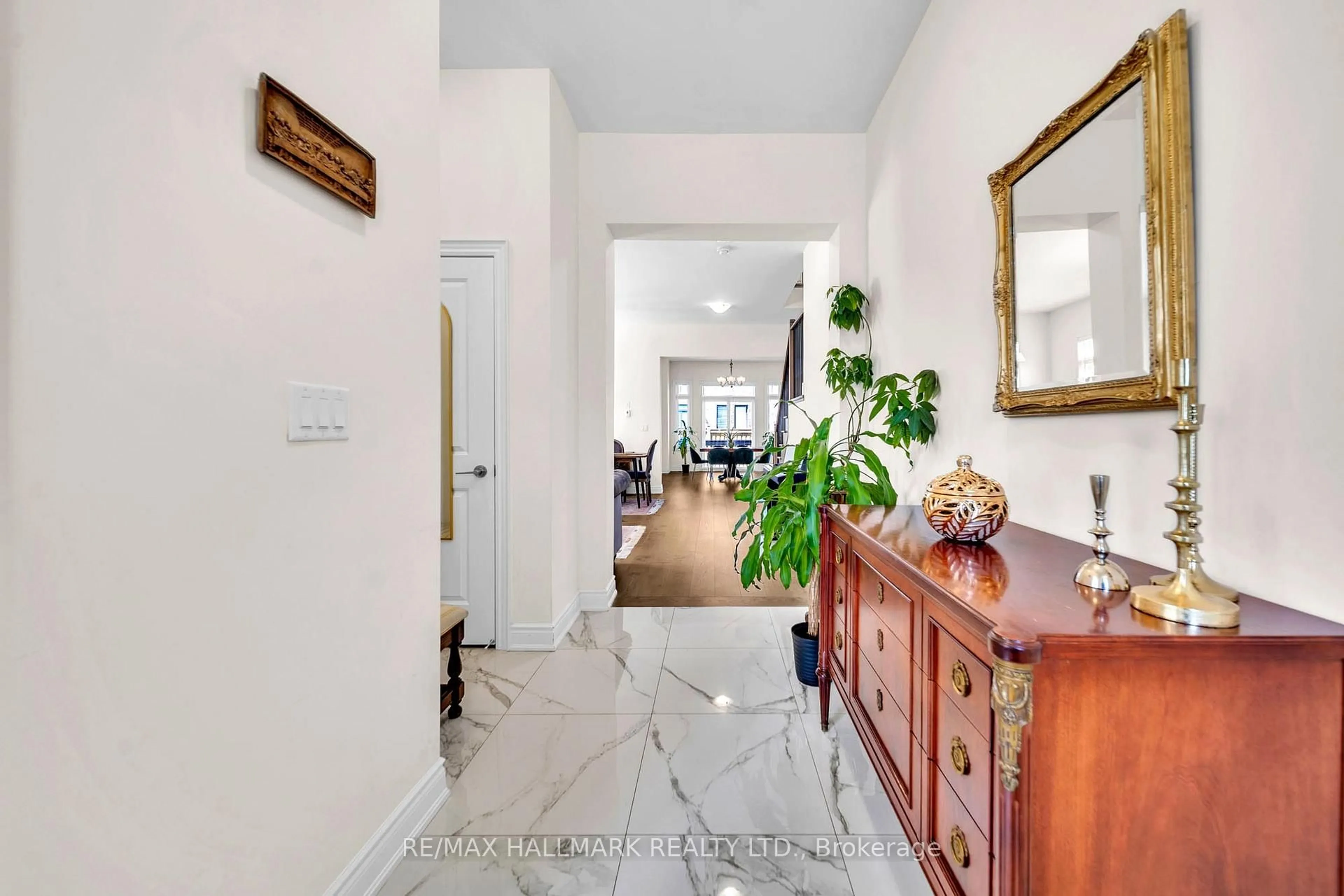 Indoor foyer for 77 Terrain Crt, East Gwillimbury Ontario L9N 0T2