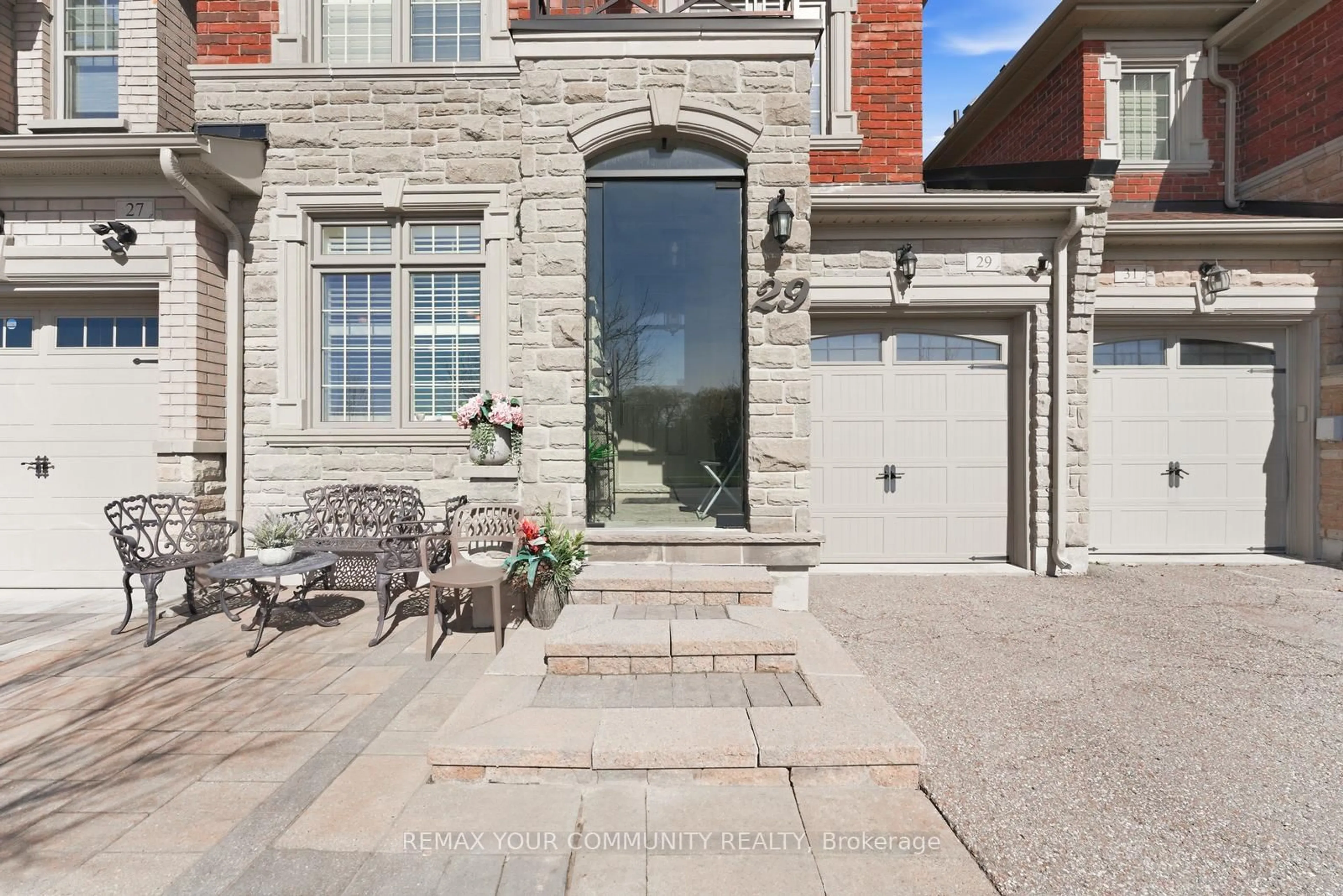 Patio, street for 29 Spring Hill Dr, King Ontario L7B 0B4