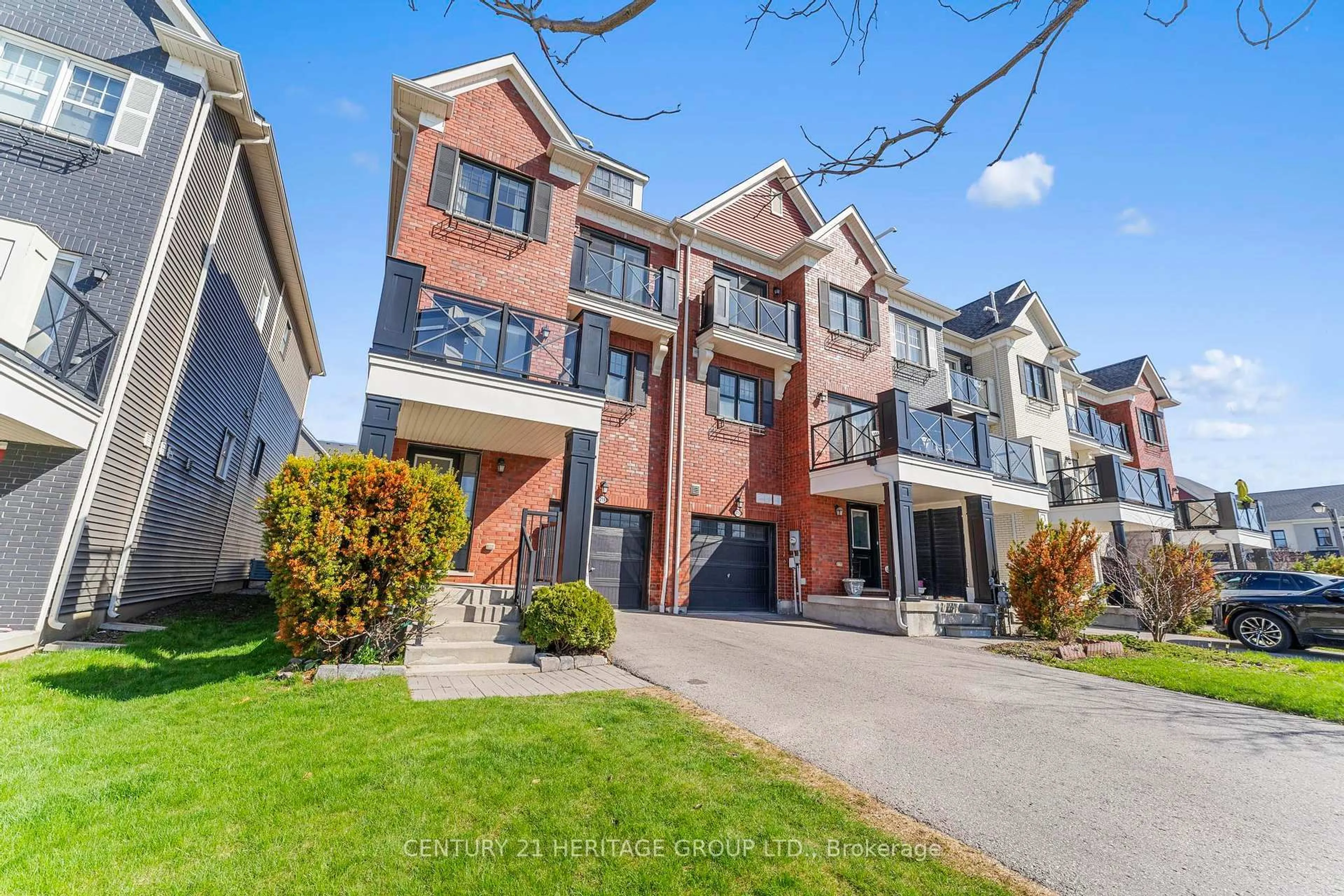 A pic from outside/outdoor area/front of a property/back of a property/a pic from drone, street for 219 Boadway Cres, Whitchurch-Stouffville Ontario L4A 1Y5