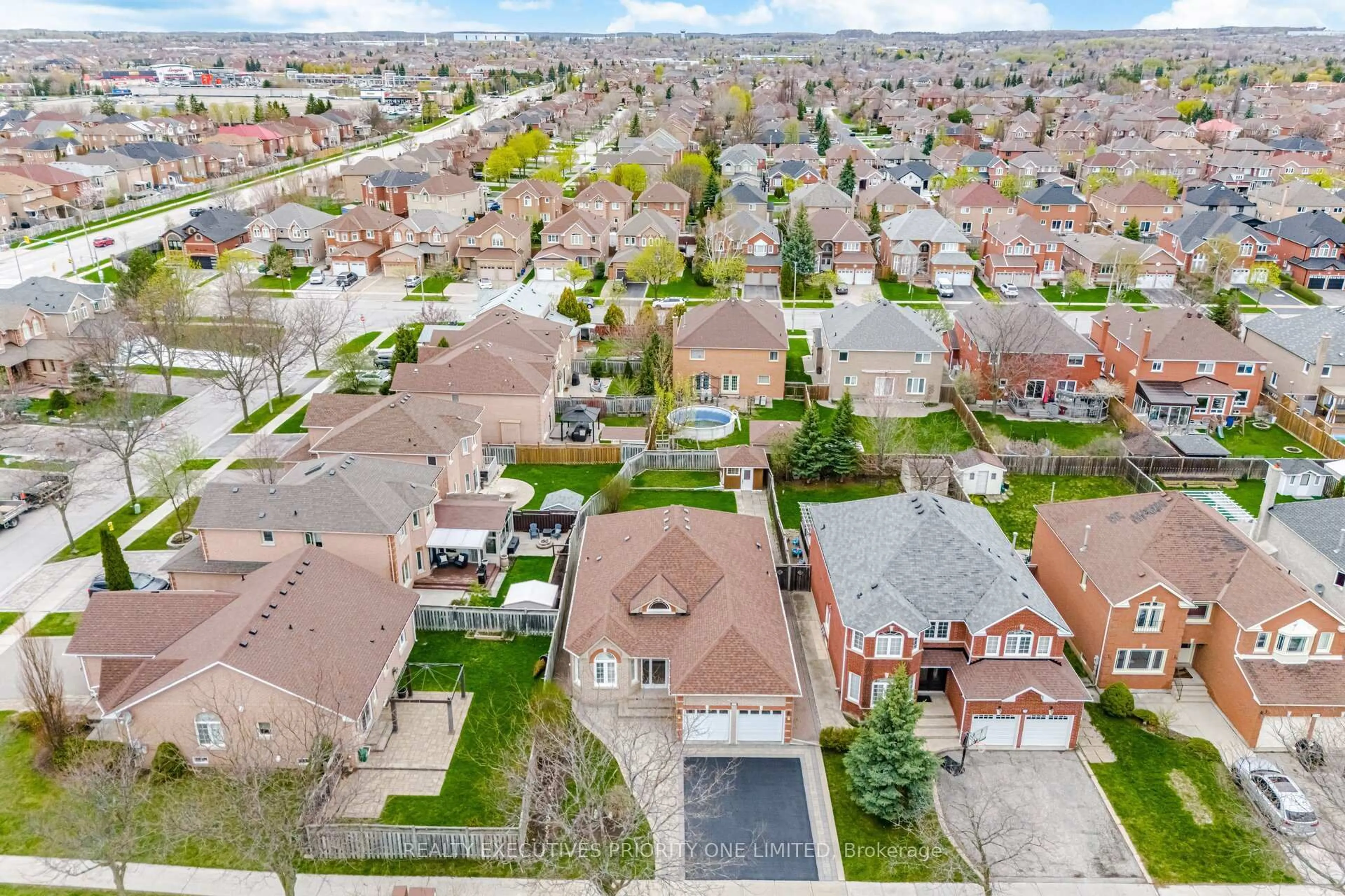 A pic from outside/outdoor area/front of a property/back of a property/a pic from drone, street for 222 Caproni Dr, Vaughan Ontario L6A 1X7