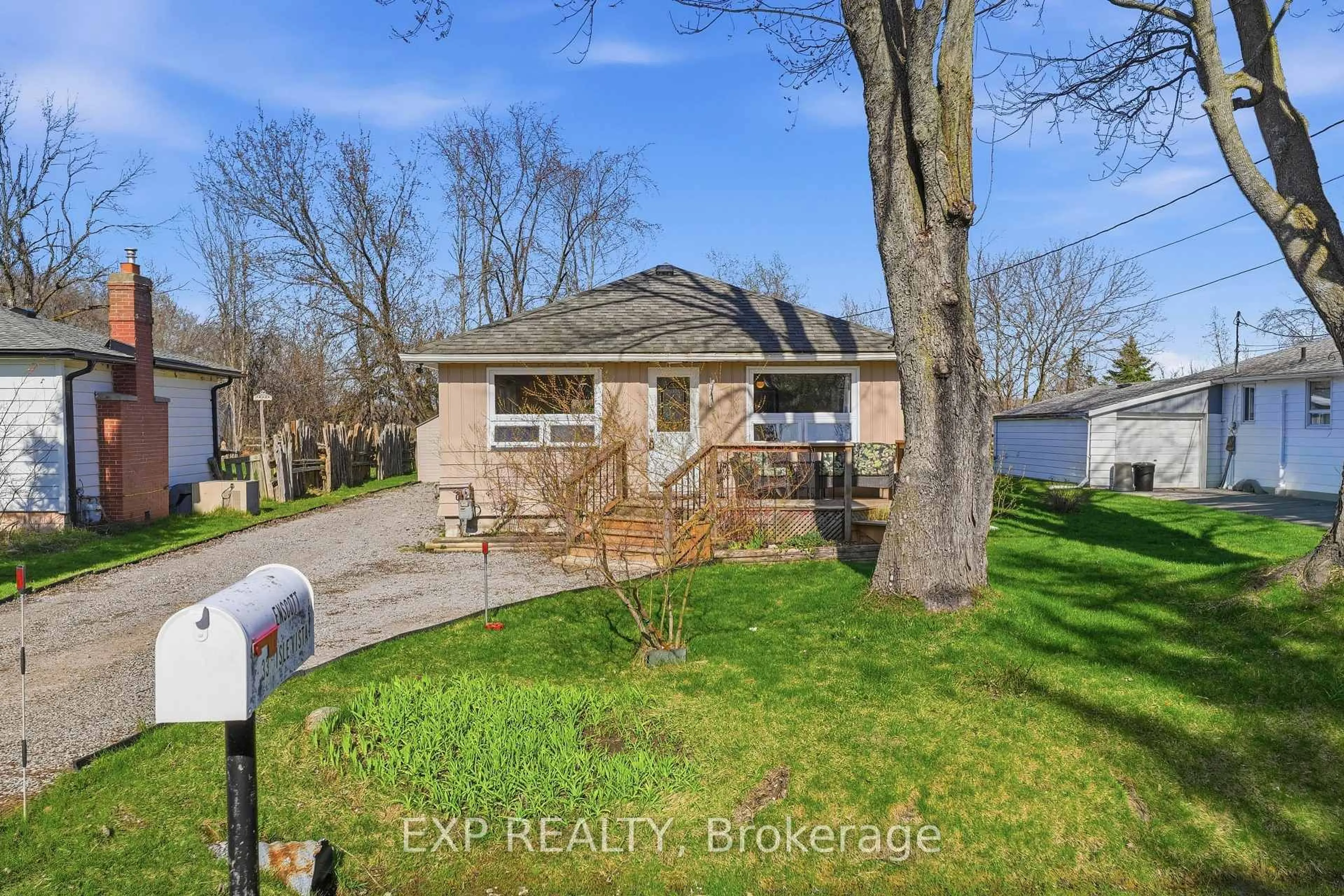 A pic from outside/outdoor area/front of a property/back of a property/a pic from drone, street for 33 Isle Vista Dr, Georgina Ontario L0E 1N0