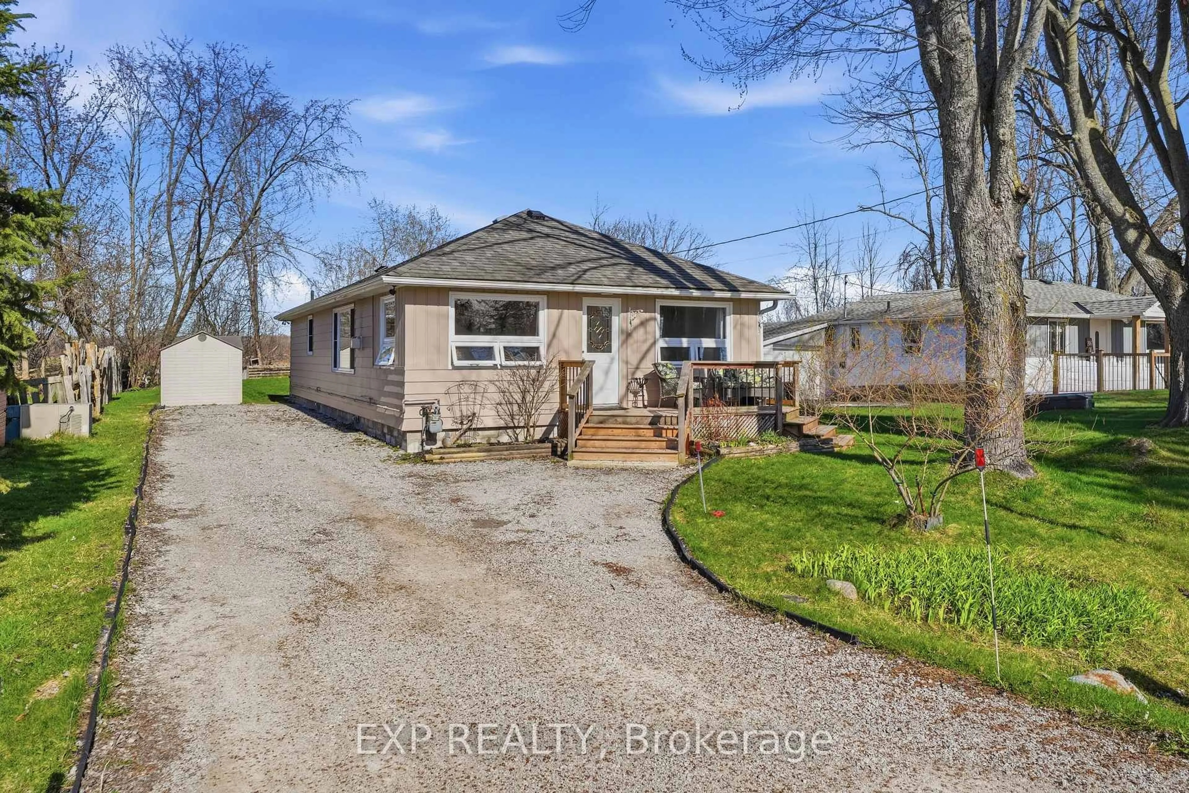 A pic from outside/outdoor area/front of a property/back of a property/a pic from drone, street for 33 Isle Vista Dr, Georgina Ontario L0E 1N0