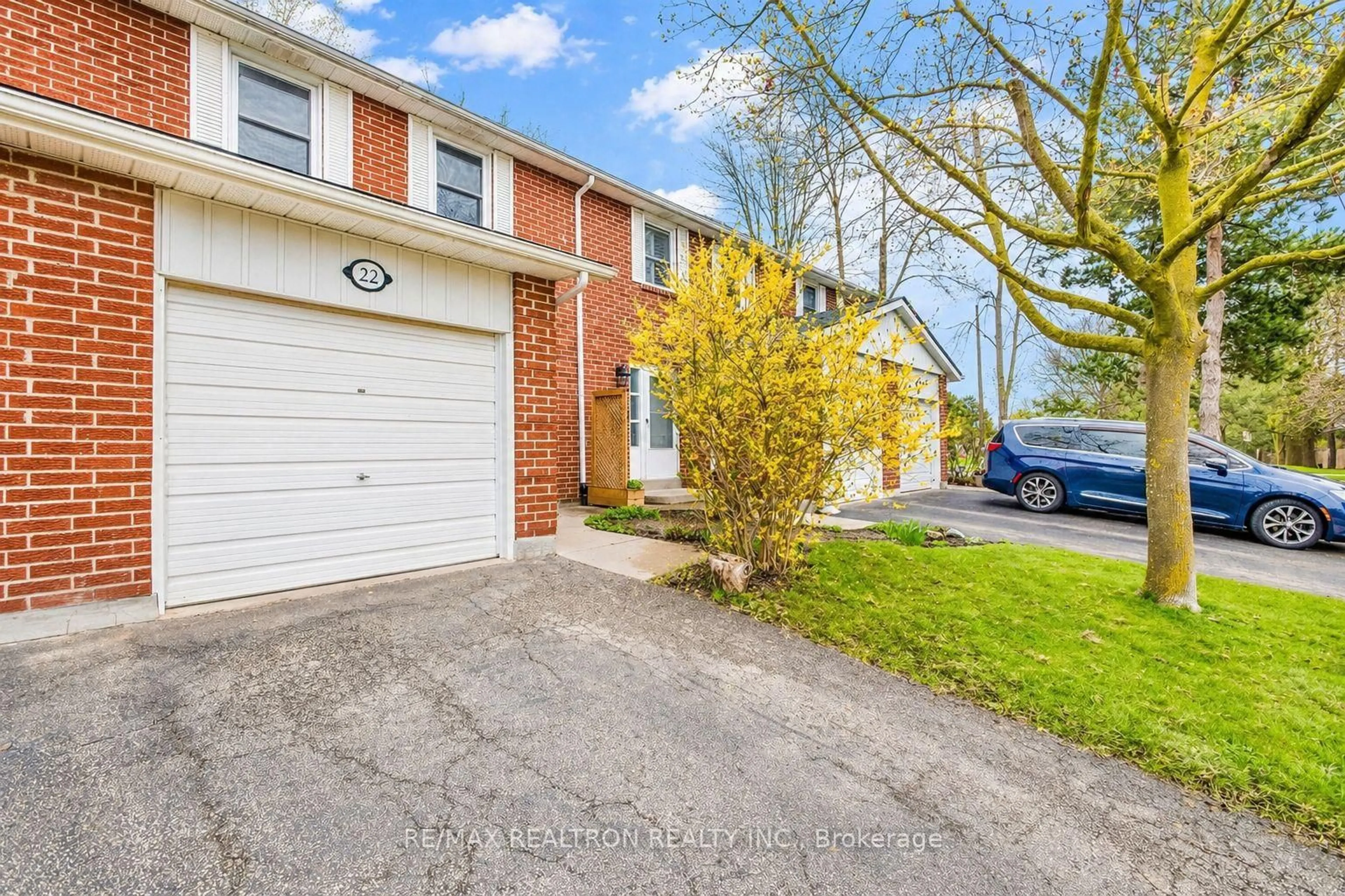 A pic from outside/outdoor area/front of a property/back of a property/a pic from drone, street for 22 Porterfield Cres, Markham Ontario L3T 4S7