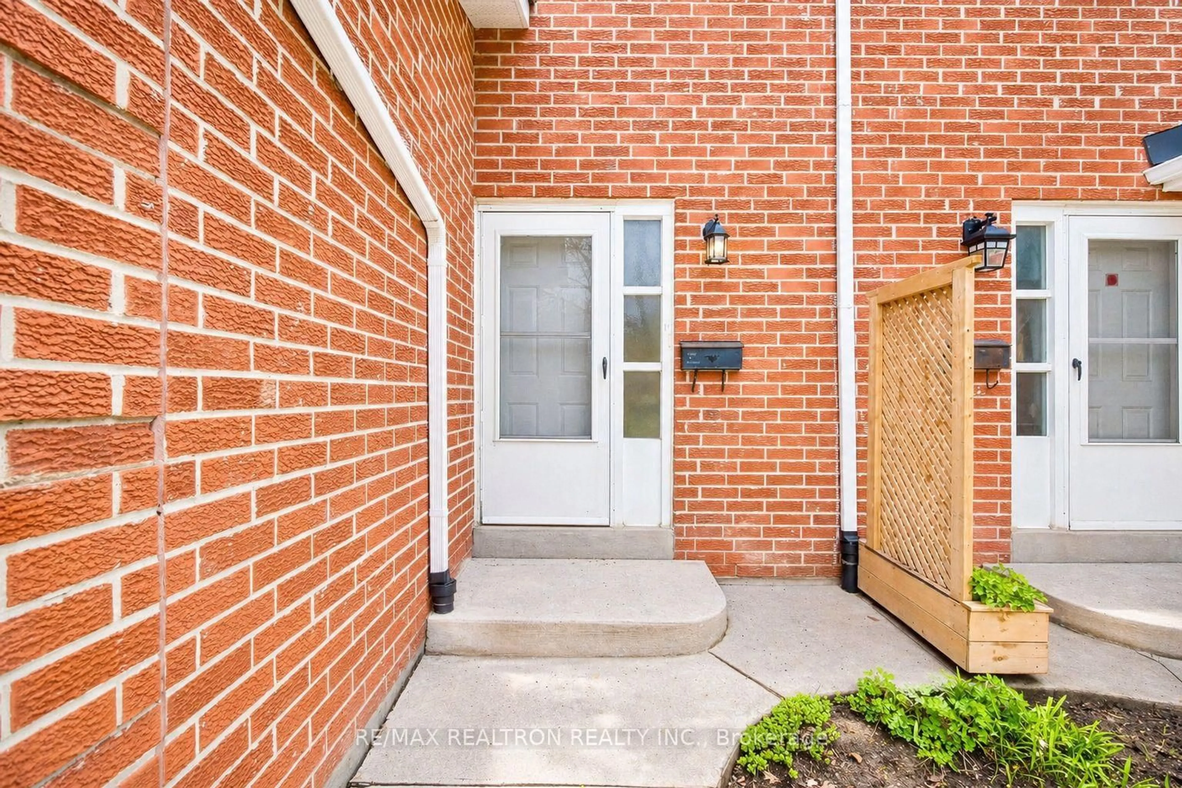 Indoor entryway for 22 Porterfield Cres, Markham Ontario L3T 4S7