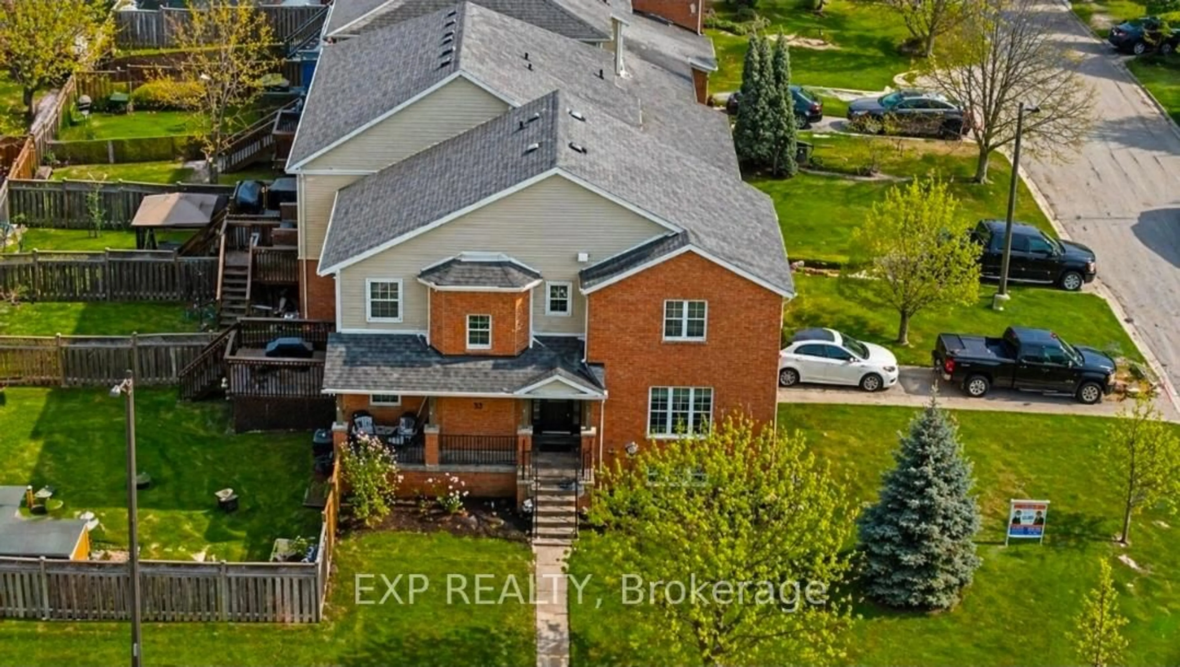 A pic from outside/outdoor area/front of a property/back of a property/a pic from drone, street for 33 Wrendale Cres, Georgina Ontario L4P 4C4