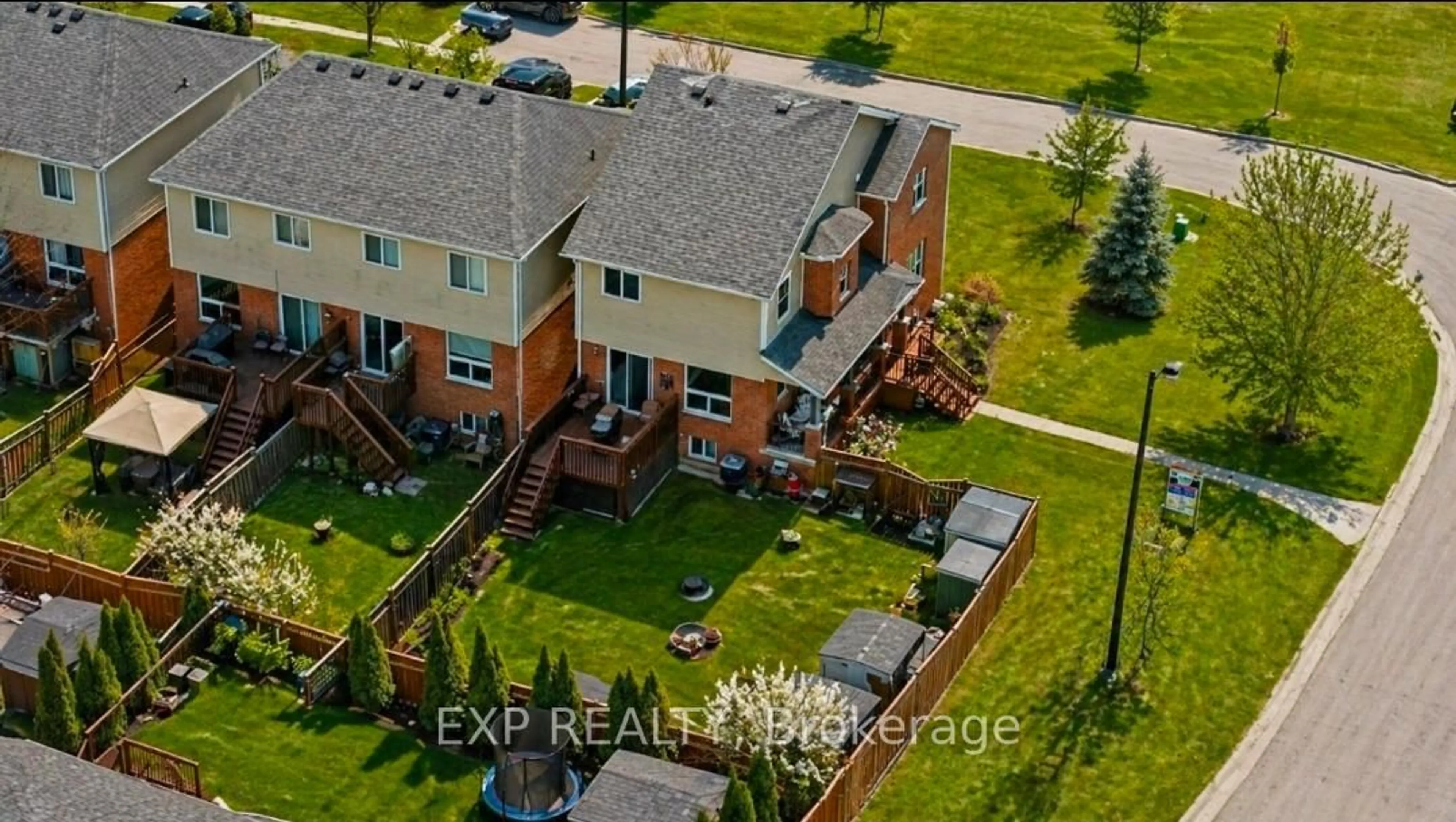 A pic from outside/outdoor area/front of a property/back of a property/a pic from drone, street for 33 Wrendale Cres, Georgina Ontario L4P 4C4