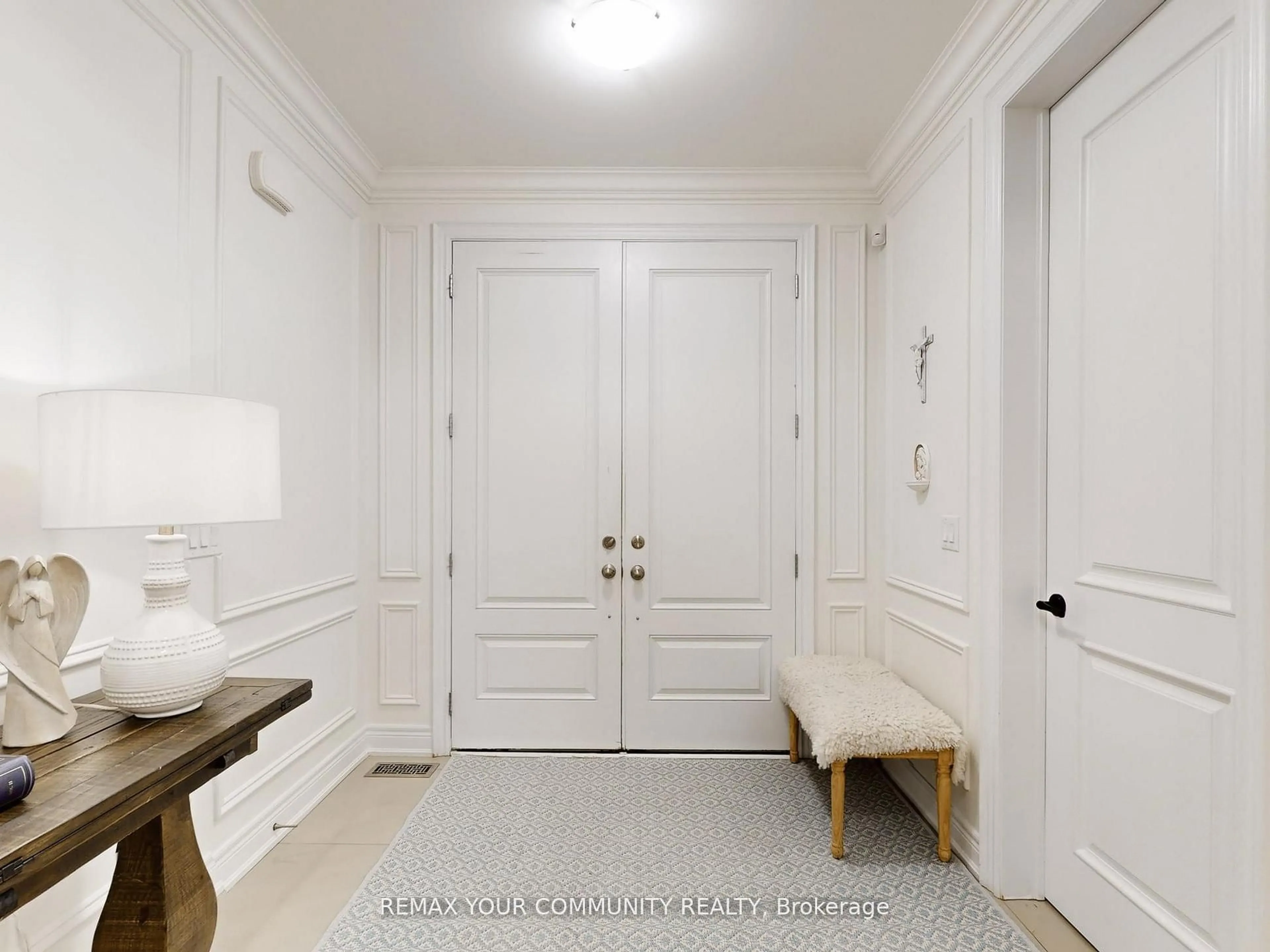 Indoor entryway for 43 Fairmont Ridge Tr, King Ontario L7B 0A6