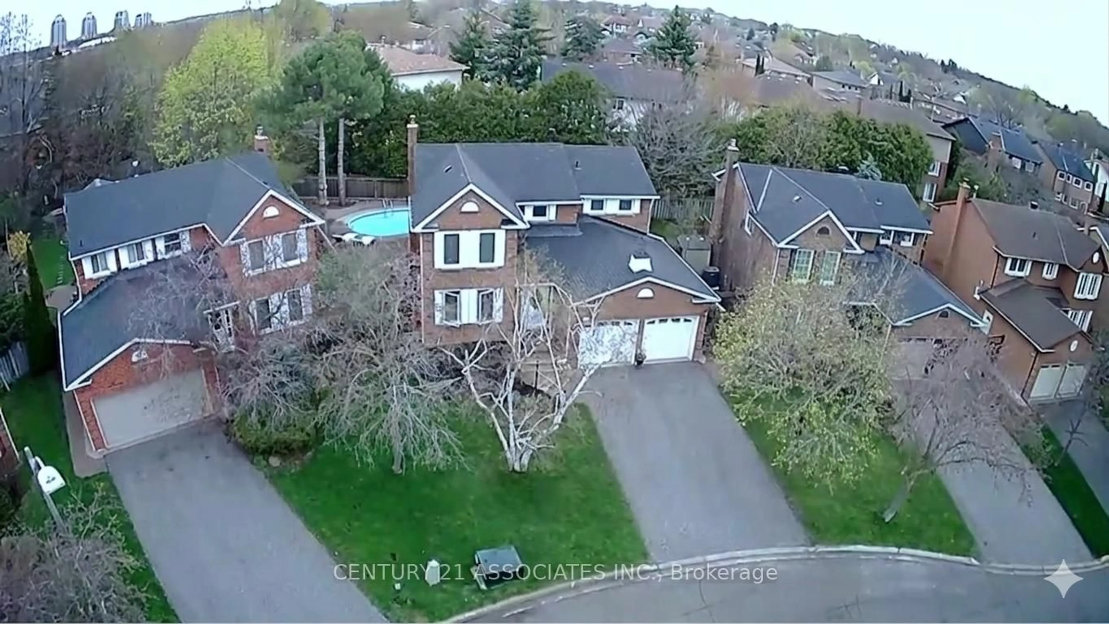 A pic from outside/outdoor area/front of a property/back of a property/a pic from drone, street for 24 Garnish Green, Markham Ontario L3P 4P5