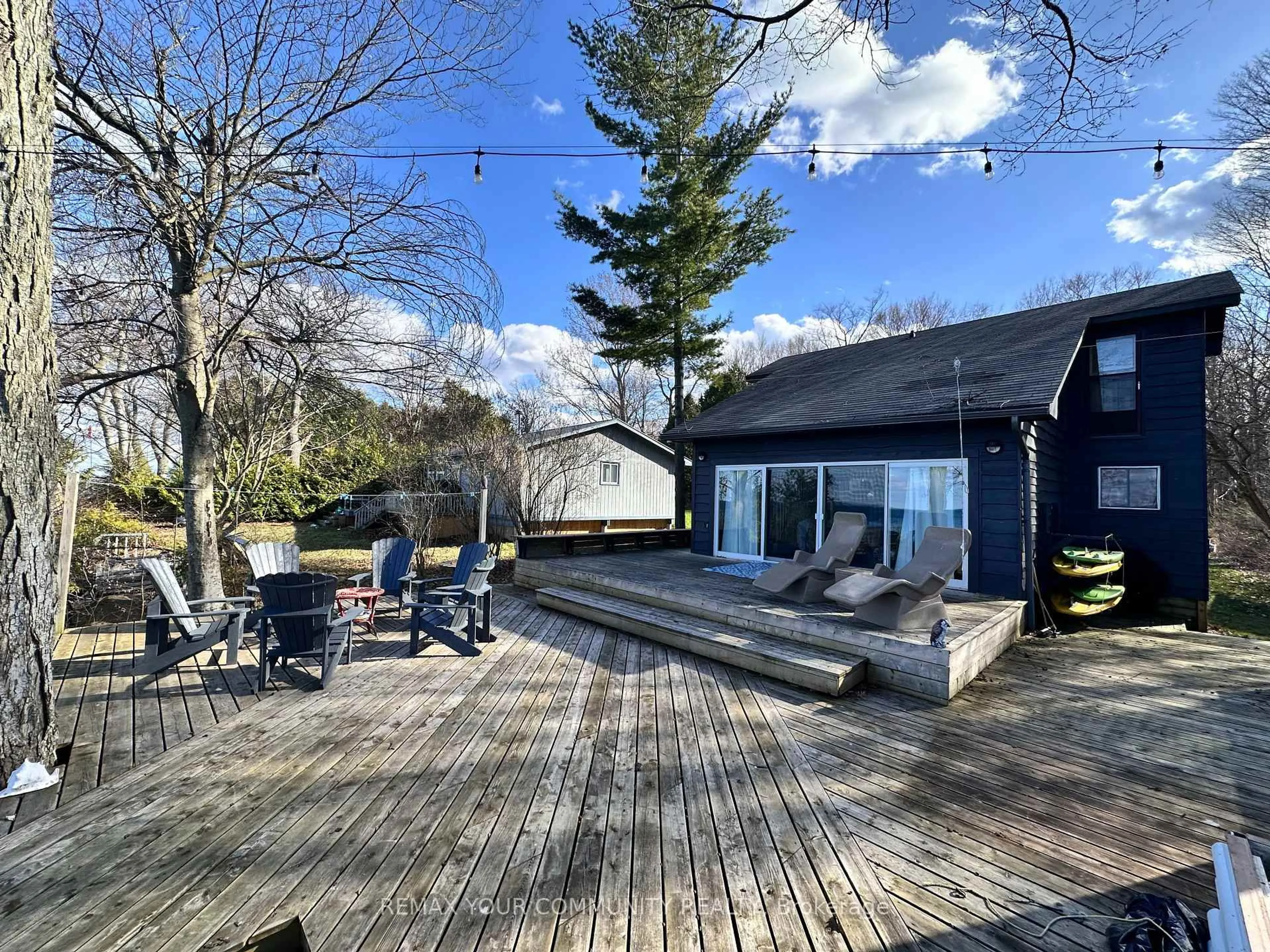 A pic from outside/outdoor area/front of a property/back of a property/a pic from drone, water/lake/river/ocean view for 10 Fox Island, Georgina Islands Ontario L0E 1R0