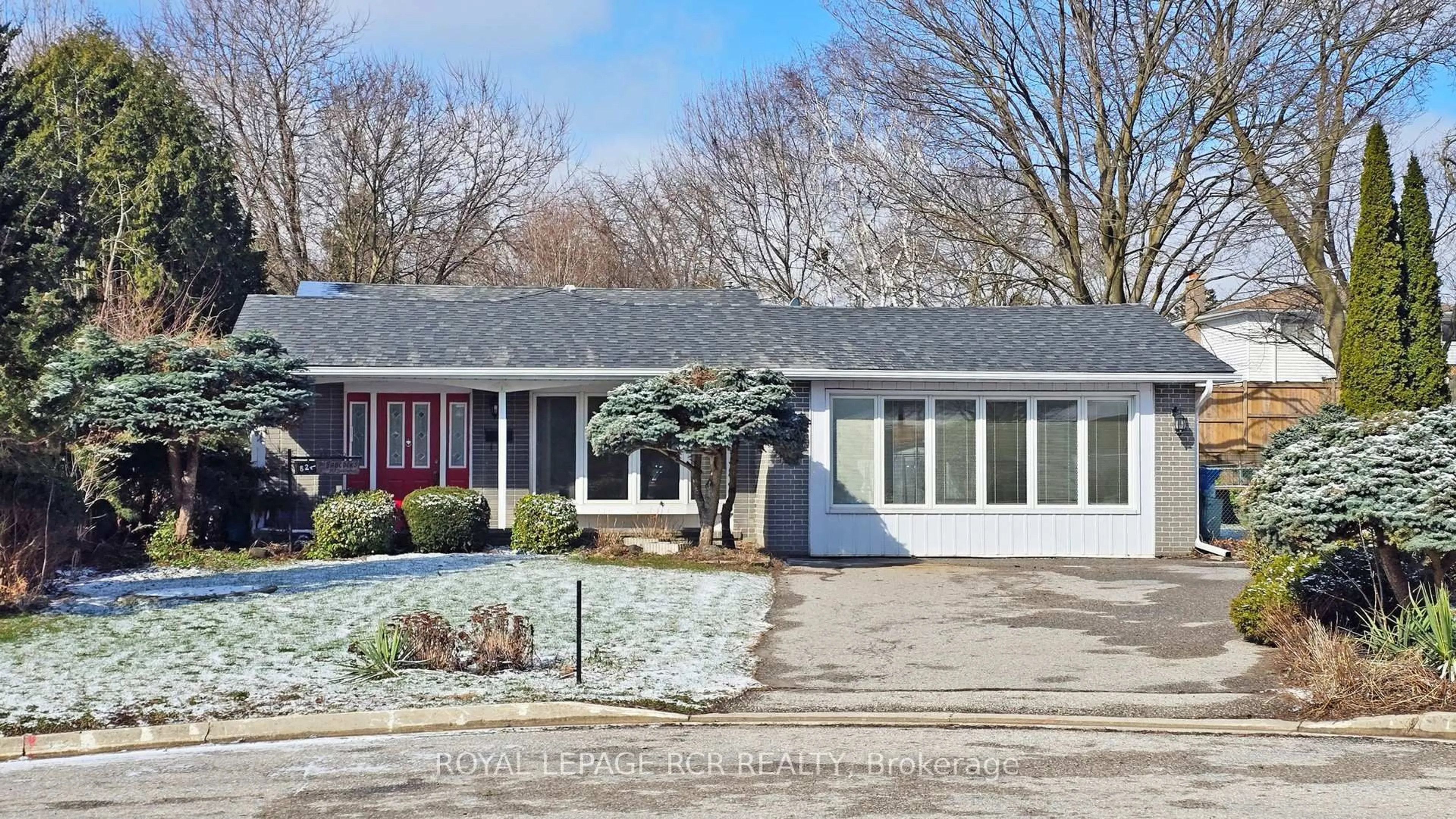 Home with vinyl exterior material, street for 827 Legge Crt, Newmarket Ontario L3Y 3J1