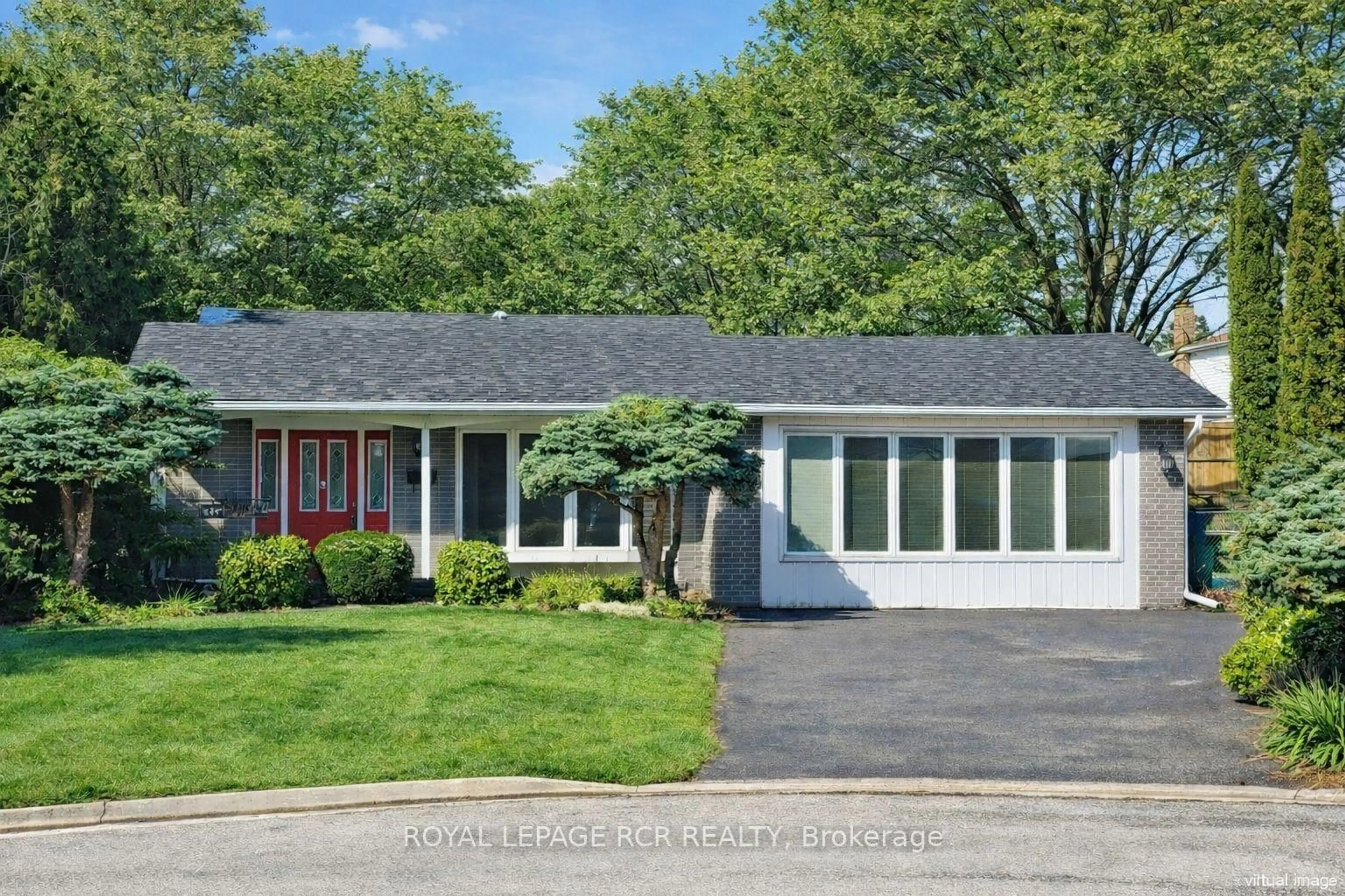 Home with vinyl exterior material, street for 827 Legge Crt, Newmarket Ontario L3Y 3J1
