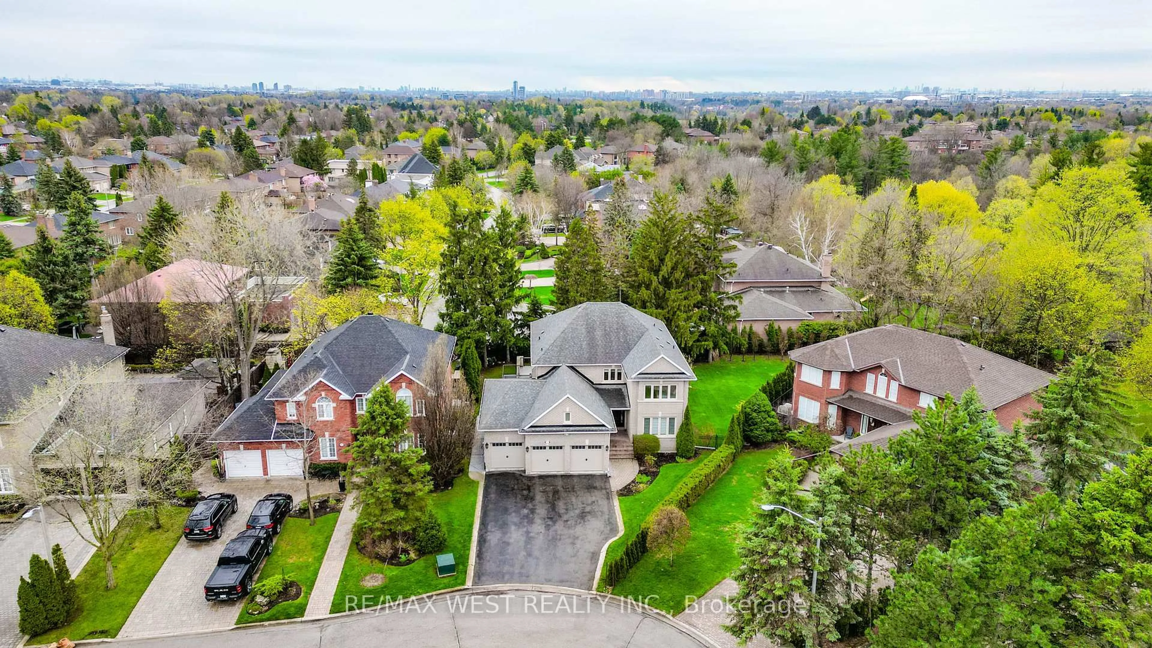 A pic from outside/outdoor area/front of a property/back of a property/a pic from drone, street for 31 Garriock Crt, Vaughan Ontario L4L 8S7
