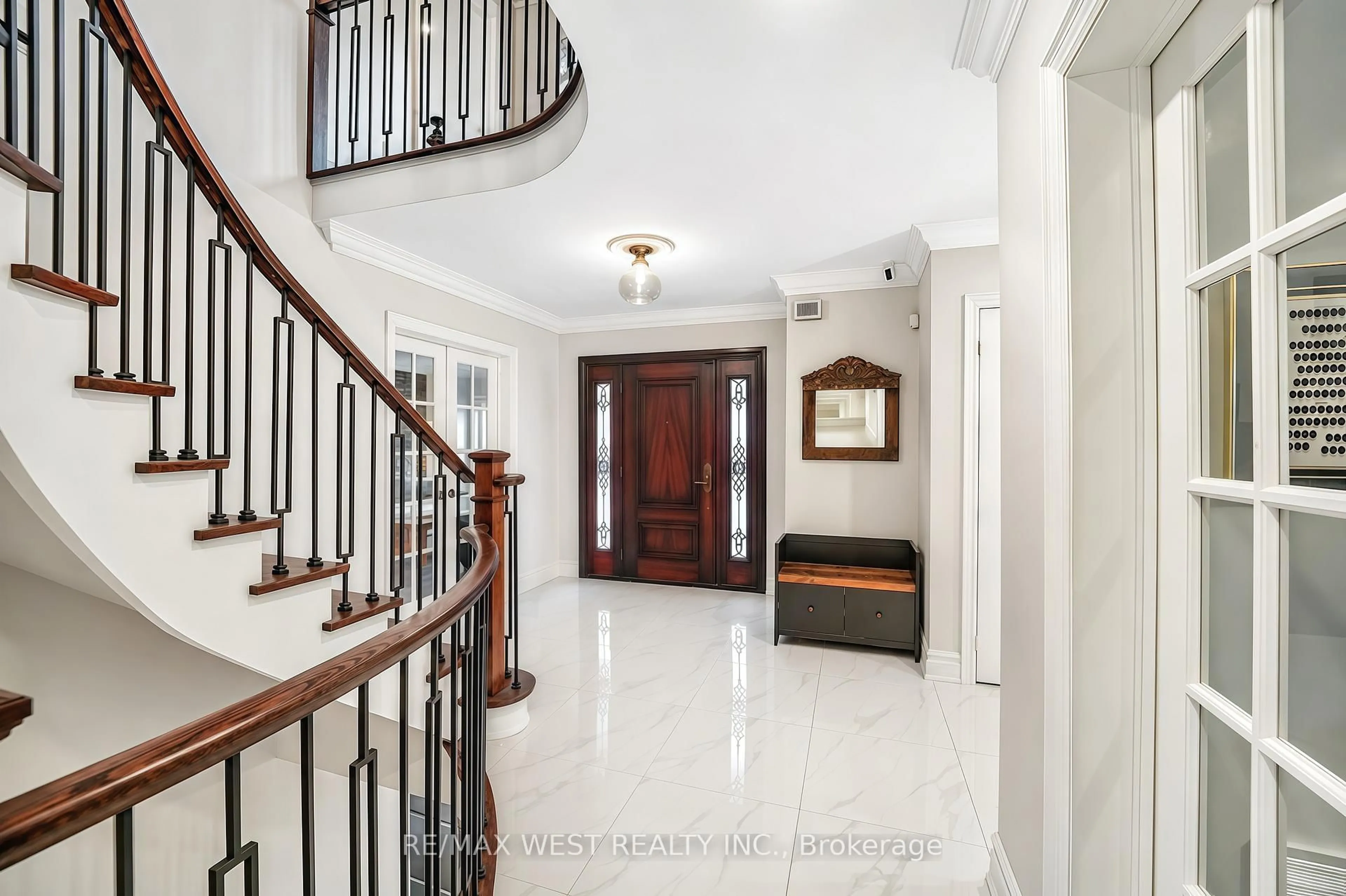 Indoor entryway for 31 Garriock Crt, Vaughan Ontario L4L 8S7